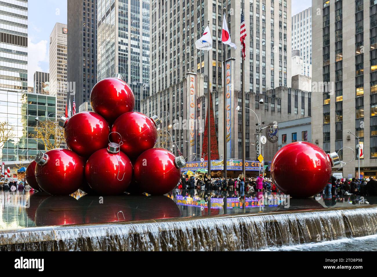 Die Giant Red Ornaments und Radio City Music Hall während der Weihnachtszeit in Midtown Manhattan. Stockfoto