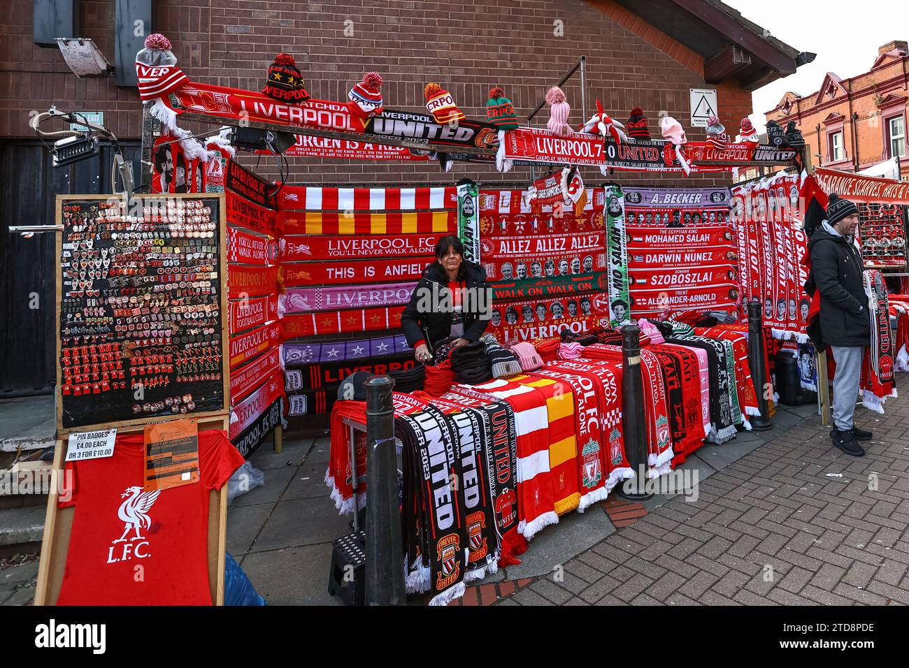 Liverpool-Schals zum Verkauf während des Premier League-Spiels Liverpool gegen Manchester United in Anfield, Liverpool, Vereinigtes Königreich, 17. Dezember 2023 (Foto: Mark Cosgrove/News Images) Stockfoto