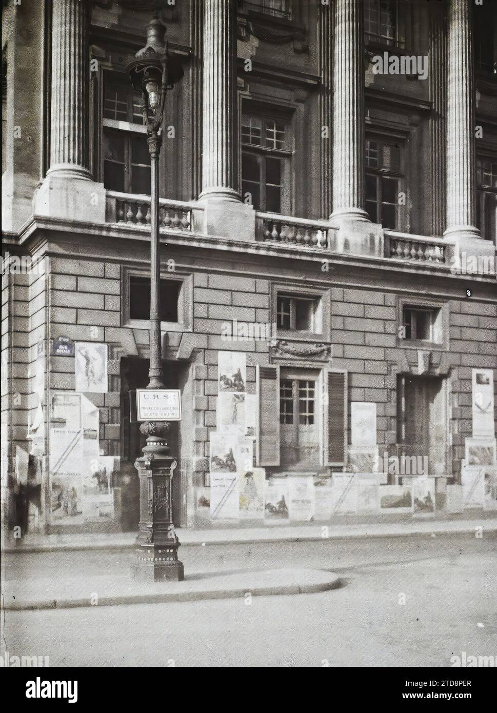 Paris (8. Arrondissement), France Rue Royale, Angaben auf einer Straßenlaterne der U.S. R.S.I., Information Assistenza Soldato Italiano, Inschrift, Information, erster Weltkrieg, Internationale Beziehungen, Straßenlaterne, Straßenlaterne, Poster, Kriegsbemühungen, Kriegsarbeit, Verbündete, Schilder, Frankreich, Paris, Rue Royale Wegweiser für die Italiener, Arrondissement VIII, Italien [in Verbindung mit], 09.11/1918 - 09.11.1918, Léon, Auguste, Fotograf, Autochrome, Foto, Glas, Autochrome, Foto, positiv, vertikal, Größe 9 x 12 cm Stockfoto