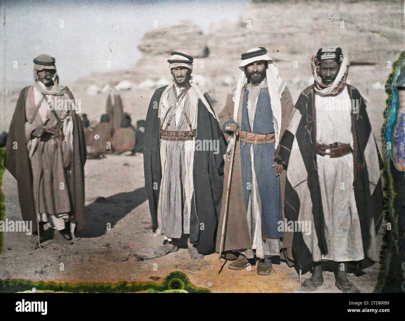 Quweira, Arabien (heutiges Jordanien) Kämpfer der arabischen Streitkräfte des Königreichs Hedschas, Kleidung, Menschen, Kostüme, Beduinen, Gruppenporträt, Zubehör, Gürtel, Frisur, Kopfbedeckung, man, Arabien, Gouaira, Druses in Gouaira, al-Quwayrah, 02/03/1918 - 02/03/1918, Castelnau, Paul, 1918 - Naher Osten, Ägypten, Palästina, Chypre - Paul Castelnau (fotografischer Teil der Armee) - (9. Januar-6. Oktober), Autochrome, Foto, Glas, Autochrome, Foto, positiv, Horizontal, Format 9 x 12 cm Stockfoto