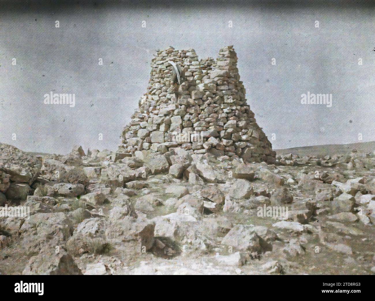 ABA el Lissan, Arabien (heutiges Jordanien) Wachturm, Habitat, Architektur, Kunst, Menschen, archäologische Überreste, Turm, befestigte Architektur, Antike, Mensch, Arabien, Abel Lesan, Ruinen von Khirbet Abel Lesan. Wachturm, Aba el-Lissan, 14.03/1918 - 14.03.1918, Castelnau, Paul, 1918 - Nahost, Ägypten, Palästina, Chypre - Paul Castelnau (fotografischer Teil der Armee) - (9. Januar-6. Oktober), Autochrome, Foto, Glas, Autochrome, Foto, positiv, Horizontal, Format 9 x 12 cm Stockfoto