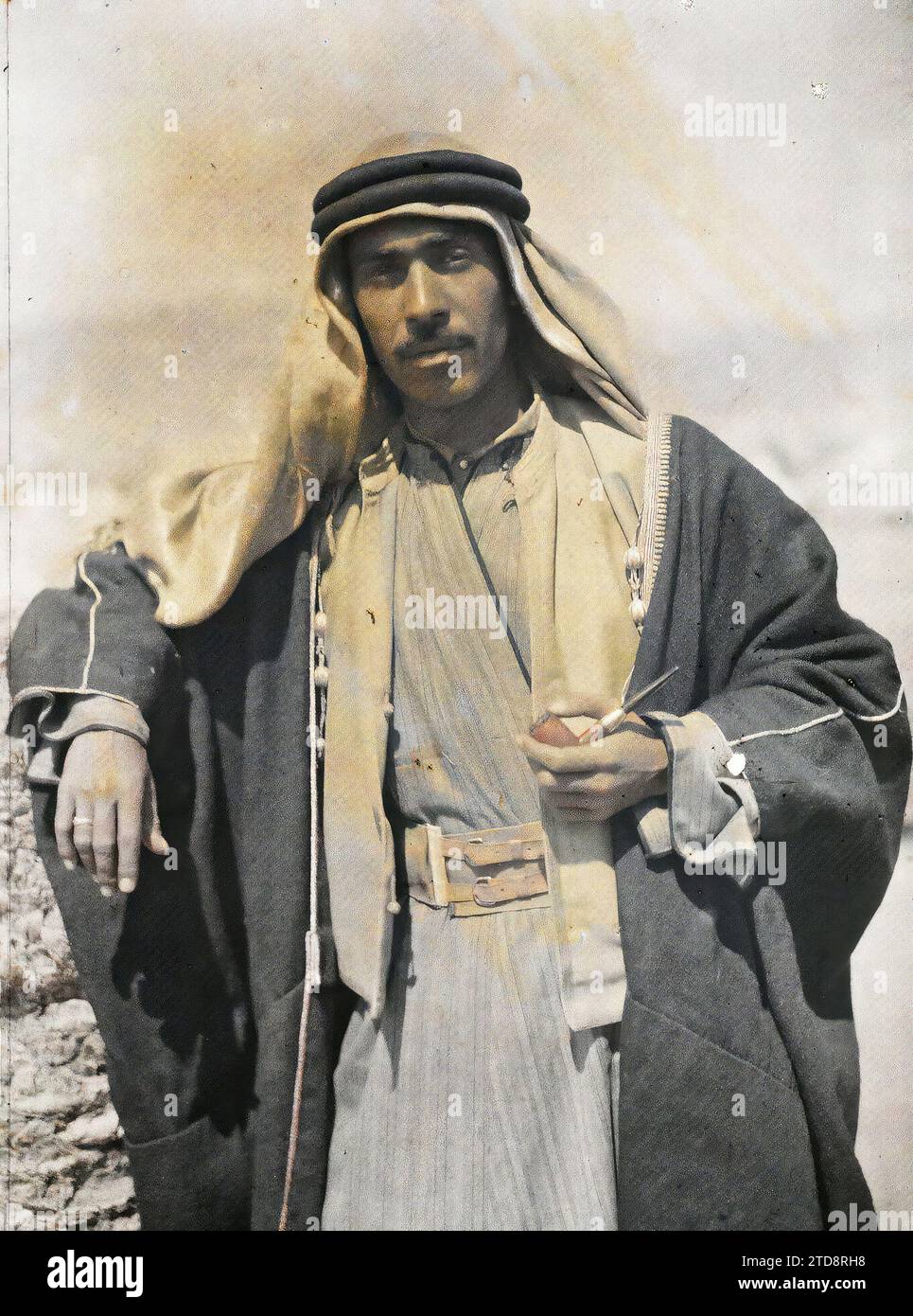 Aqaba, Arabien (das heutige Jordanien) Ein Hauptmann der Armee des Königreichs Hejaz, Kleidung, Menschen, Kostüm, Porträt, Pfeife, Zubehör, Frisur, Kopfbedeckung, Mann, Arabien, Akaba, Hauptmann der Sherifianischen Armee, Akaba, 26.03/1918 - 26.03.1918, Castelnau, Paul, 1918 - Nahost, Ägypten, Palästina, Chypre - Paul Castelnau (fotografischer Teil der Armee) - (9. Januar-6. Oktober), Autochrome, Foto, Glas, Autochrome, Foto, positiv, Vertikal, Format 9 x 12 cm Stockfoto