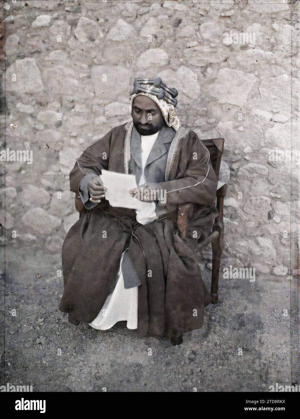 Aqaba, Arabien (heutiges Jordanien) Scheich Yusuf, Arabische Kräfte des Königreichs Hedschas, Persönlichkeit, Kleidung, Menschen, politische Persönlichkeit, Kostüm, Porträt, Zubehör, Frisur, Kopfbedeckung, Man, Arabien, Akaba, Cheick Youssef, Aqaba, 04/1918 - 04.04.1918, Castelnau, Paul, 1918 - Naher Osten, Ägypten, Palästina, Chypre - Paul Castelnau (fotografischer Teil der Armee) - (9. Januar-6. Oktober), Autochrome, Foto, Glas, Autochrome, Foto, positiv, Vertikal, Format 9 x 12 cm Stockfoto