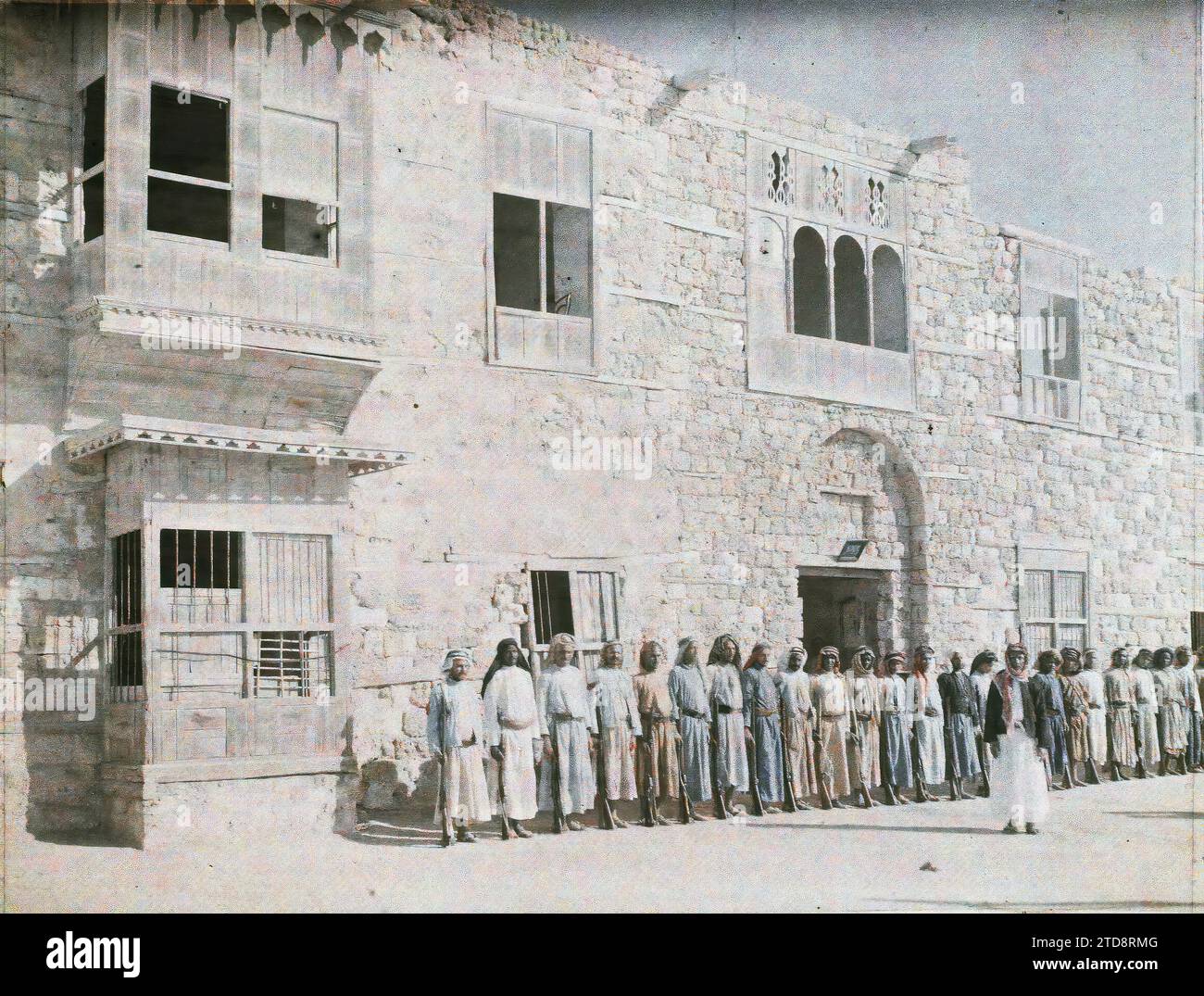 Yanbu, Arabien Gendarmen des Königreichs Hejaz, Kleidung, Habitat, Architektur, Menschen, Kostüm, öffentliche Bürgerarchitektur, Gruppenporträt, Moucharabieh, Zubehör, Tür, Waffe, Frisur, Kopfbedeckung, Mann, Arabien, Yambo, Native Gendarmes, Yanbu al-Bahr, 09.04/1918 - 09.04.1918, Castelnau, Paul, 1918 - Naher Osten, Ägypten, Palästina, Chypre - Paul Castelnau (fotografischer Teil der Armee) - (9. Januar-6. Oktober), Autochrome, Foto, Glas, Autochrome, Foto, positiv, Horizontal, Format 9 x 12 cm Stockfoto