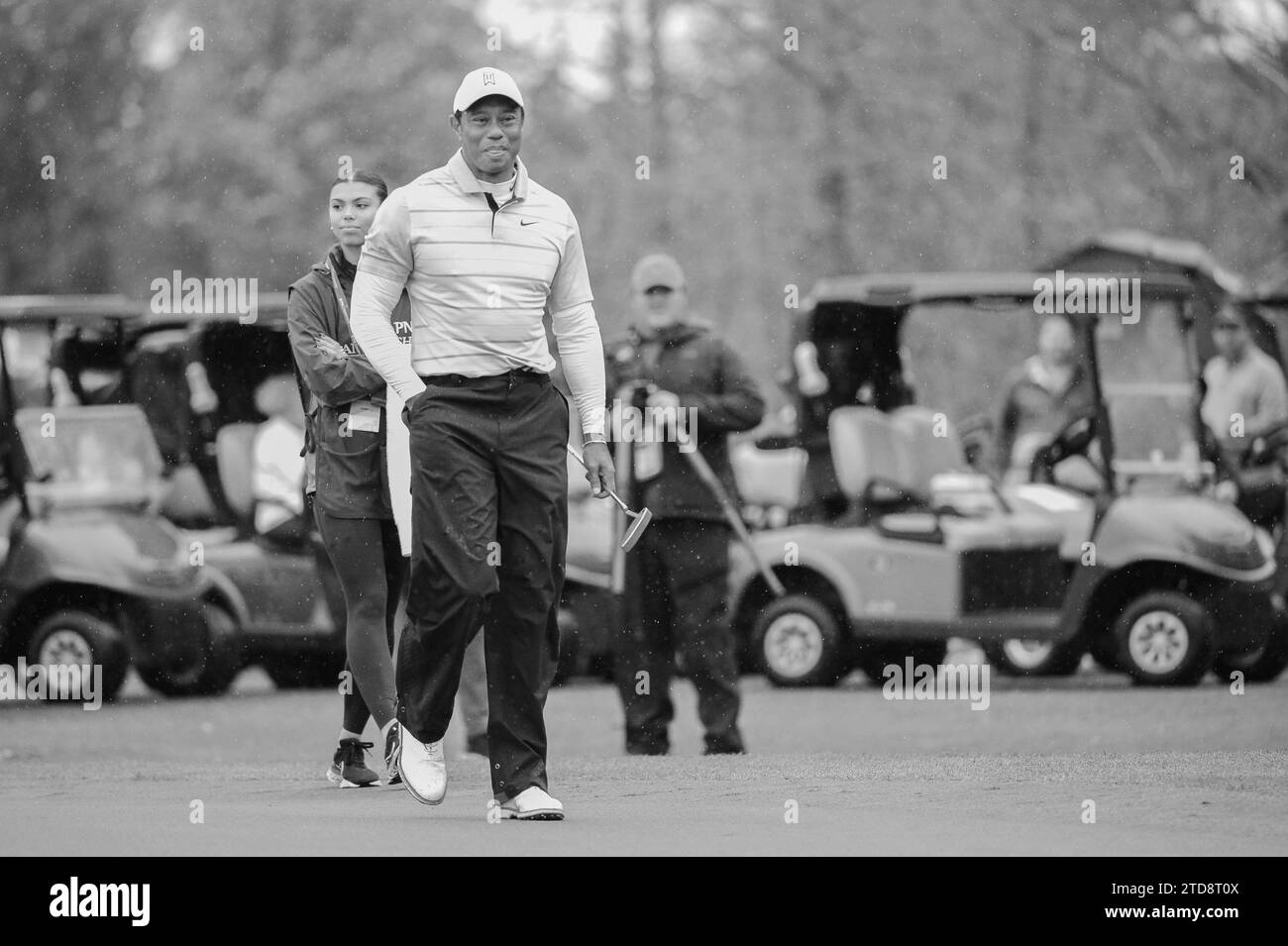 Orlando, USA. Dezember 2023. ORLANDO, FL 16. DEZEMBER: Tiger Woods lächelt, als er während der ersten Runde der PNC Championship im Ritz-Carlton Golf Club in Orlando auf die Greens zuläuft. (Foto: Rick Munroe/SIPA USA) Credit: SIPA USA/Alamy Live News Stockfoto