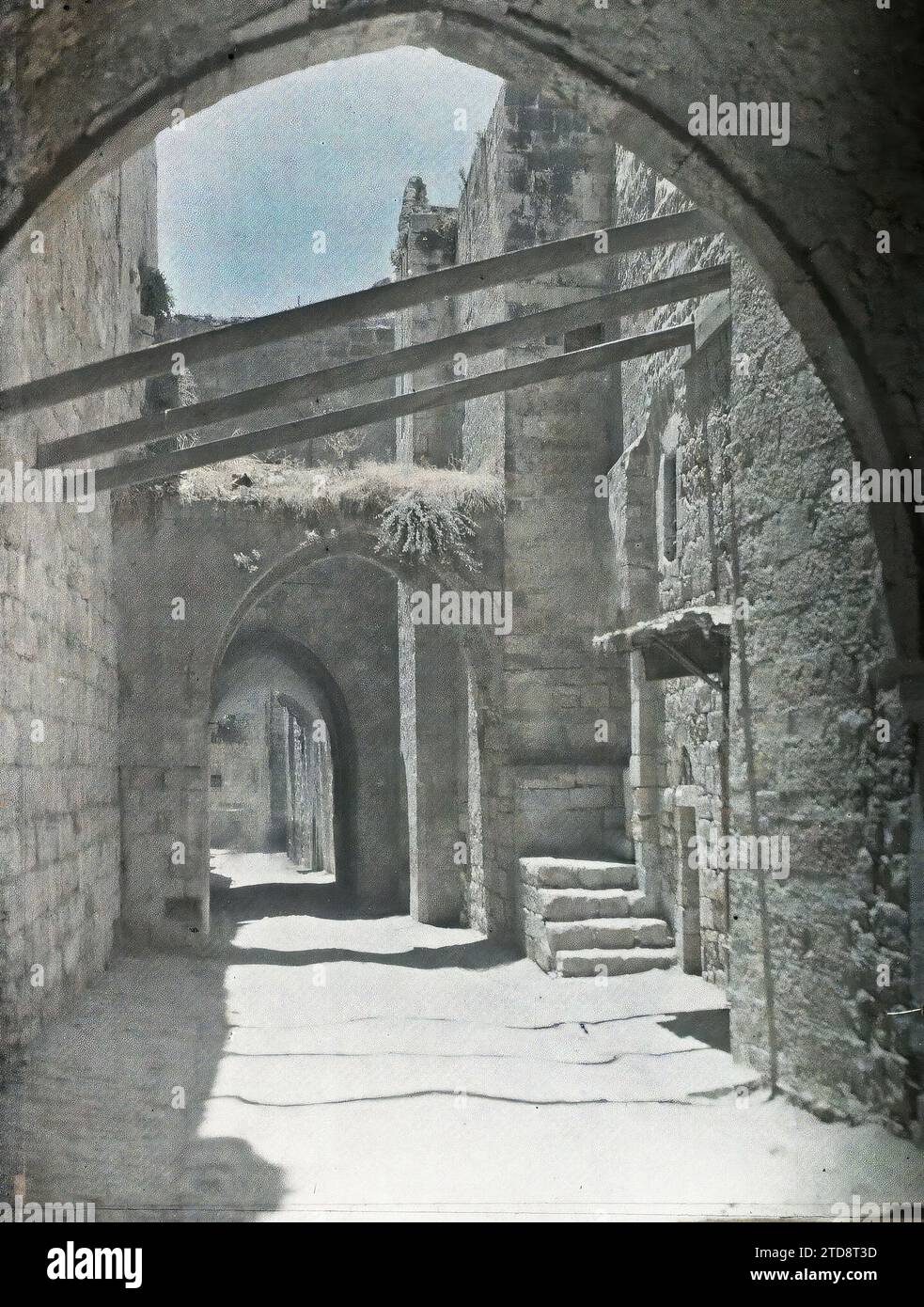 Jerusalem, Israel, Palestine Rue el Wad, Habitat, Architektur, Wohnung, überdachte Passage, Straße, Bezirk, Bogen, Arkade/Arkade, Palästina, Jerusalem, Israel, Rue El Wâd, Jérusalem, 23.07/1918 - 23.07.1918, Castelnau, Paul, 1918 - Naher Osten, Ägypten, Palästina, Chypre - Paul Castelnau (fotografischer Teil der Armee) - (9. Januar-6. Oktober), Autochrome, Foto, Glas, Autochrome, Foto, positiv, Vertikal, Format 9 x 12 cm Stockfoto