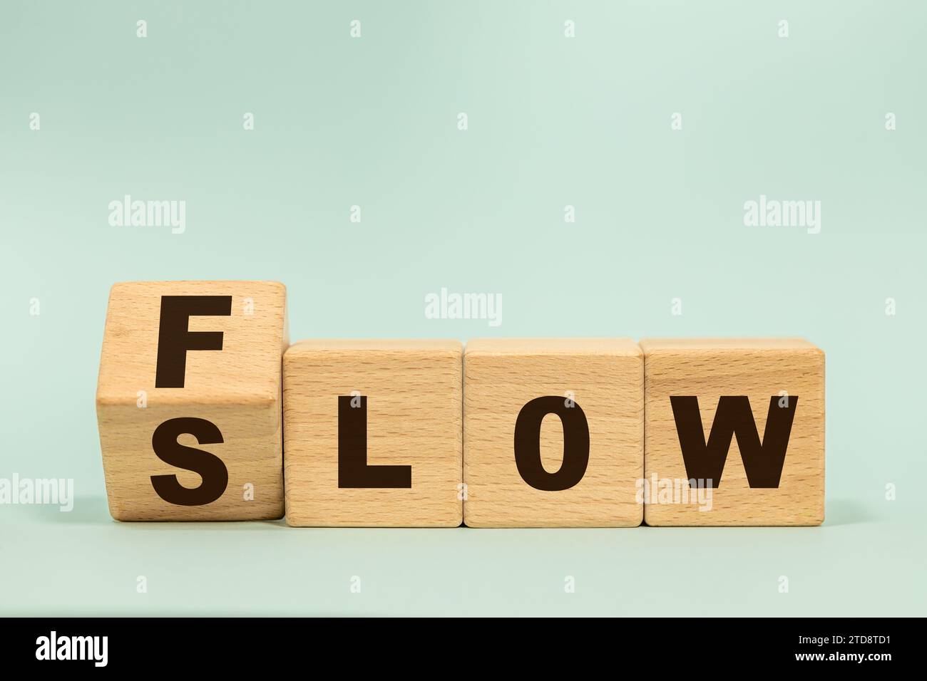 Symbol „Fluss und langsam“. Concept Words Fließen und Slow auf Holzwürfeln. Business und Flow und langsames Konzept. Schöner blauer Hintergrund Kopierraum. Stockfoto