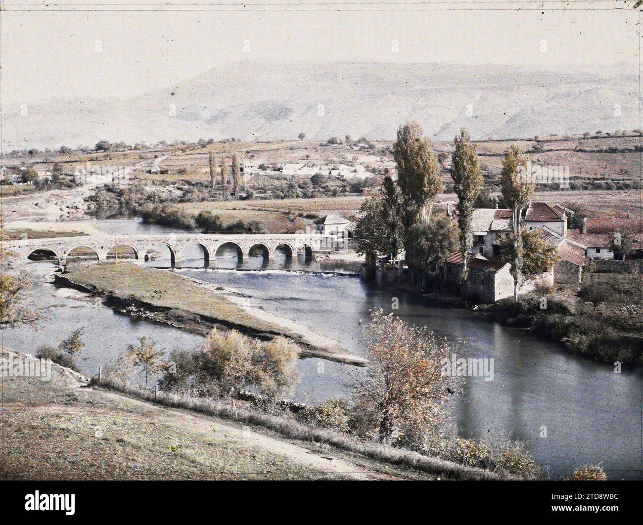 Buna, Bosnien und Herzegowina Ansicht vom Minarett der Buna-Moschee: Die alte Brücke und die Buna, Natur, Umwelt, Habitat, Architektur, Landschaft, Tal, Bauingenieurwesen, Fluss, Hydrographie, Brücke, Bosnien, Buna, Blick aus dem Minarett der Buna-Moschee: die alte Brücke und die Buna, Buna, 21/10/1912 - 21/10/1912, Léon, Auguste, Fotograf, 1912 - Balkan, Italien - Léon Busy und Auguste Léon - (13.-27. Oktober), Autochrome, Foto, Glas, Autochrome, Foto, positiv, Horizontal, Format 9 x 12 cm Stockfoto