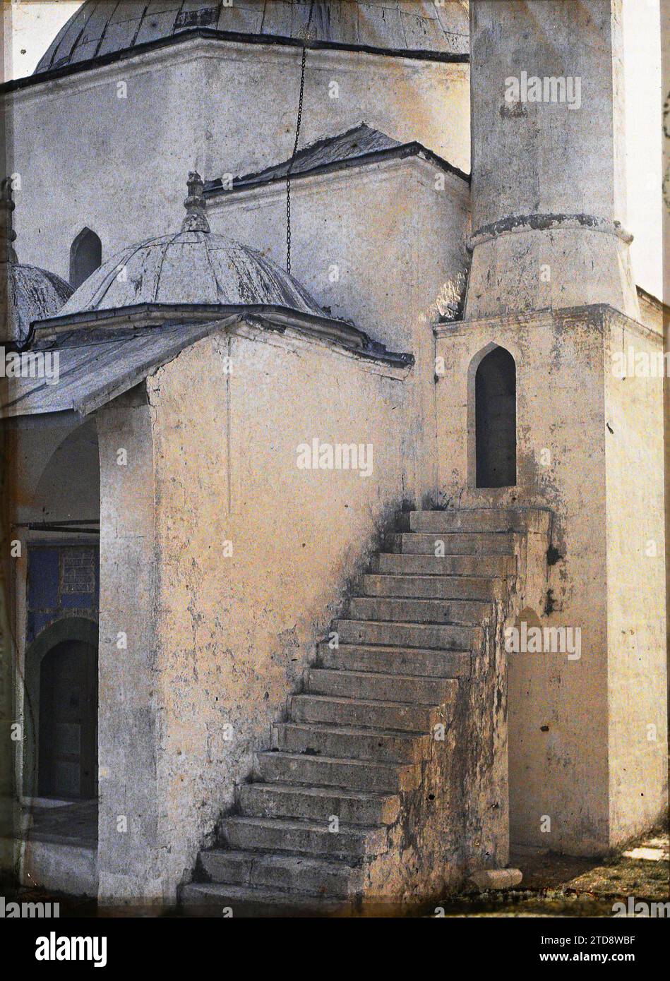 Buna, Bosnien und Herzegowina die Moschee: Die Minaretttreppe, die Kuppeln mit Steinornamenten, Religion, Wohnraum, Architektur, Treppe, Islam, Kuppel, Kuppel, Moschee, religiöse Architektur, Bosnien, Buna, die Moschee: die Treppe des Minaretts, die Kuppeln dominiert von Steinornamenten, Buna, 21/10/1912 - 21/10/1912, Léon, Auguste, Fotograf, 1912 - Balkan, Italien - Léon Busy und Auguste Léon - (13.-27. Oktober), Autochrome, Foto, Glas, Autochrome, Foto, positiv, Vertikal, Format 9 x 12 cm Stockfoto