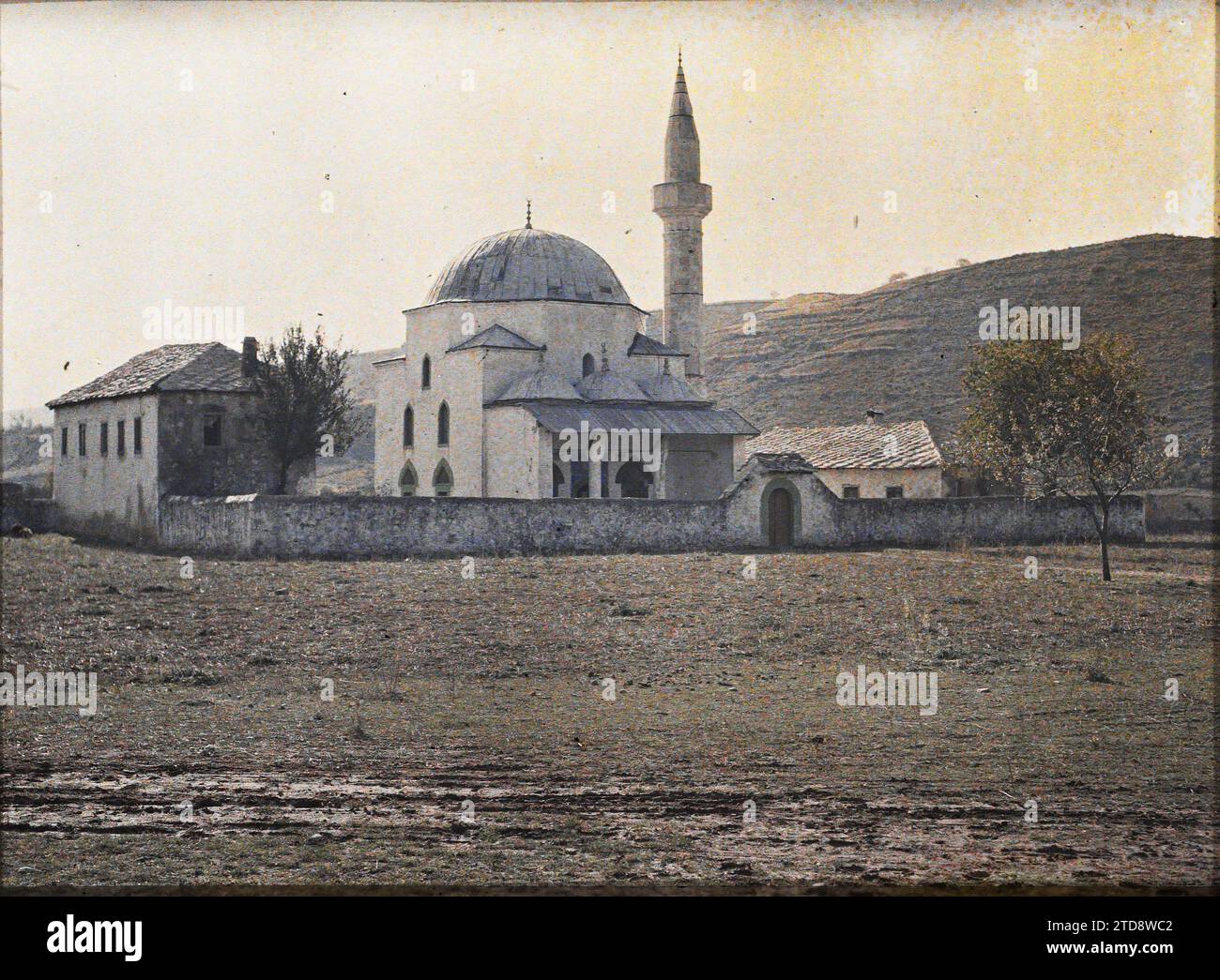 Buna, BosnienHerzegowina die ganze BunaMoschee, rechts die Schule