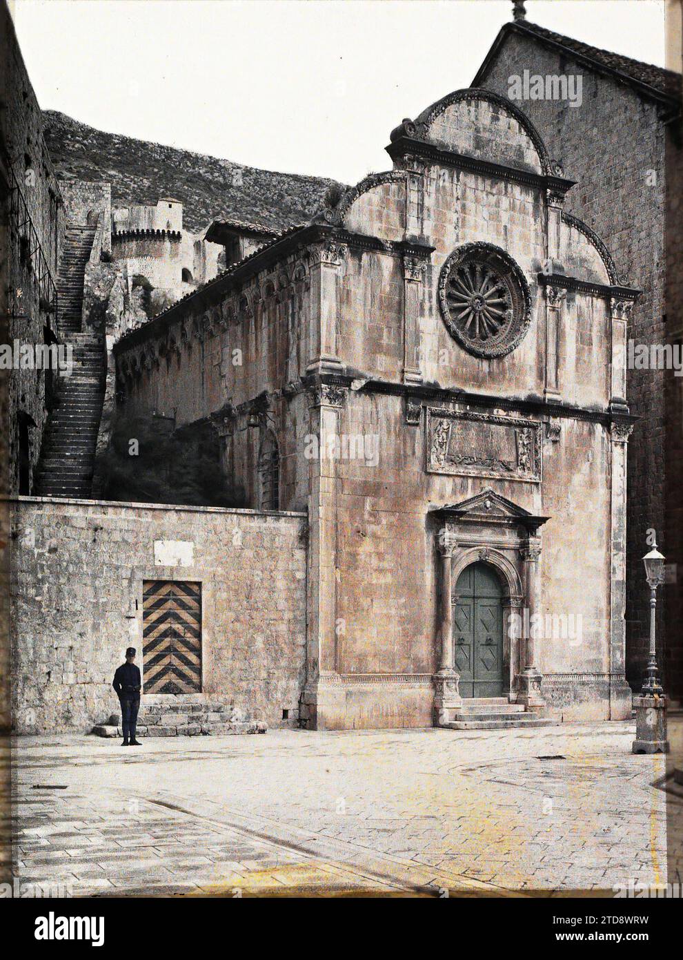 Dubrovnik, Kroatien die Heilige Erlöserkirche, Religion, HD, Habitat, Architektur, Kunst, Kirche, Christentum, existiert in High Definition, Straße, Bezirk, Renaissance, Giebel, religiöse Architektur, Ragusa, Kirche, Dubrovnik, 22/10/1912 - 22/10/1912, Léon, Auguste, Fotograf, 1912 - Balkan, Italien - Léon Busy und Auguste Léon - (13.-27. Oktober), Autochrome, Foto, Glas, Autochrome, Foto, positiv, Vertikal, Format 9 x 12 cm Stockfoto