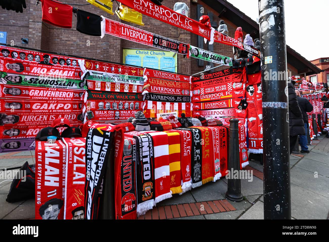 Liverpool-Schals zum Verkauf während des Premier League-Spiels Liverpool gegen Manchester United in Anfield, Liverpool, Vereinigtes Königreich. Dezember 2023. (Foto: Mark Cosgrove/News Images) in Liverpool, Großbritannien am 17.12.2023. (Foto: Mark Cosgrove/News Images/SIPA USA) Credit: SIPA USA/Alamy Live News Stockfoto