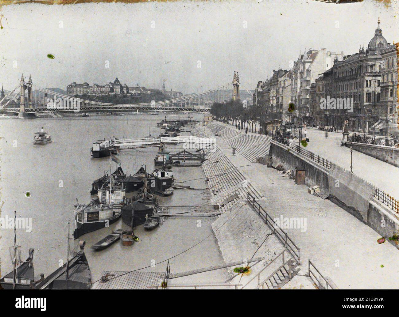 Budapest, Ungarn die Donau, die Kais, die Elisabeth-Brücke und das königliche Schloss im Hintergrund, Habitat, Architektur, HD, Natur, Umwelt, Verkehr, Fluss, Tiefbau, existiert in High Definition, Kai, Boot, Hydrographie, Flussverkehr, Seeufer, Schloss, Brücke, Österreich-Ungarn, Budapest, der Hügel des Königlichen Schlosses in Ofen auf Buda, Budapest, 25/04/1913 - 25/04/1913, Léon, Auguste, Fotograf, 1913 - Balkan - Léon Busy und Auguste Léon - (23. April - 9. Juni), Autochrome, Foto, Glas, Autochrome, Foto, positiv, Horizontal, Format 9 x 12 cm Stockfoto