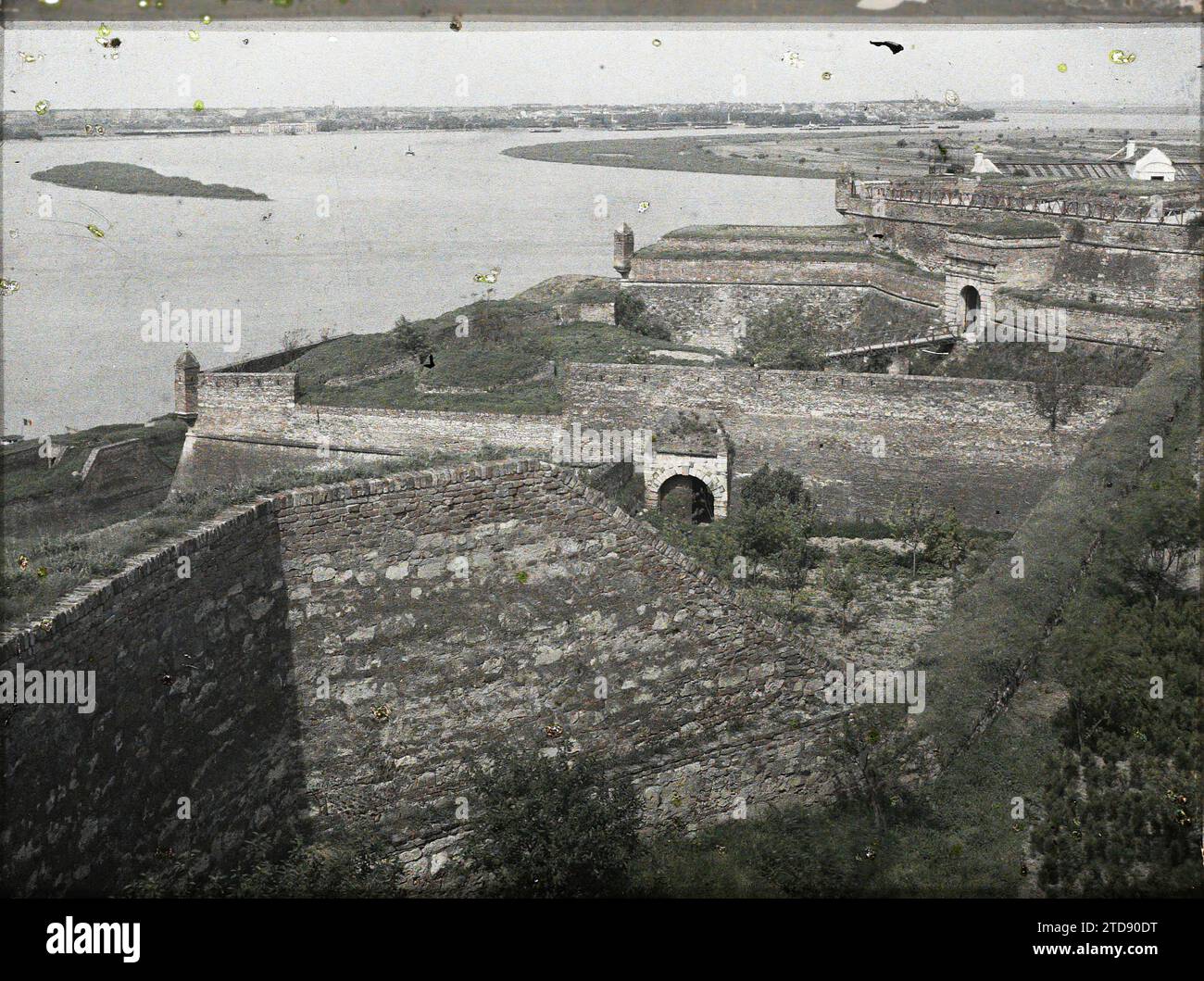 Belgrad, Serbien Mauern der Stadtfestung, genannt "Kalemegdan", am Zusammenfluss von Save und Donau, Natur, Umwelt, Habitat, Architektur, Fluss, Hydrographie, befestigte Architektur, Festung, Befestigungsanlagen, Serbien, Belgrad, Ansicht aus der Zitadelle s/ Semlin mit den ersten Befestigungen im Vordergrund, Belgrad, 01/01/1913 - 31/12/1913, Léon, Auguste, Fotograf, 1913 - Balkan - Léon Busy und Auguste Léon - (23. April - 9. Juni), Autochrome, Foto, Glas, Autochrome, Foto, positiv, Horizontal, Format 9 x 12 cm Stockfoto