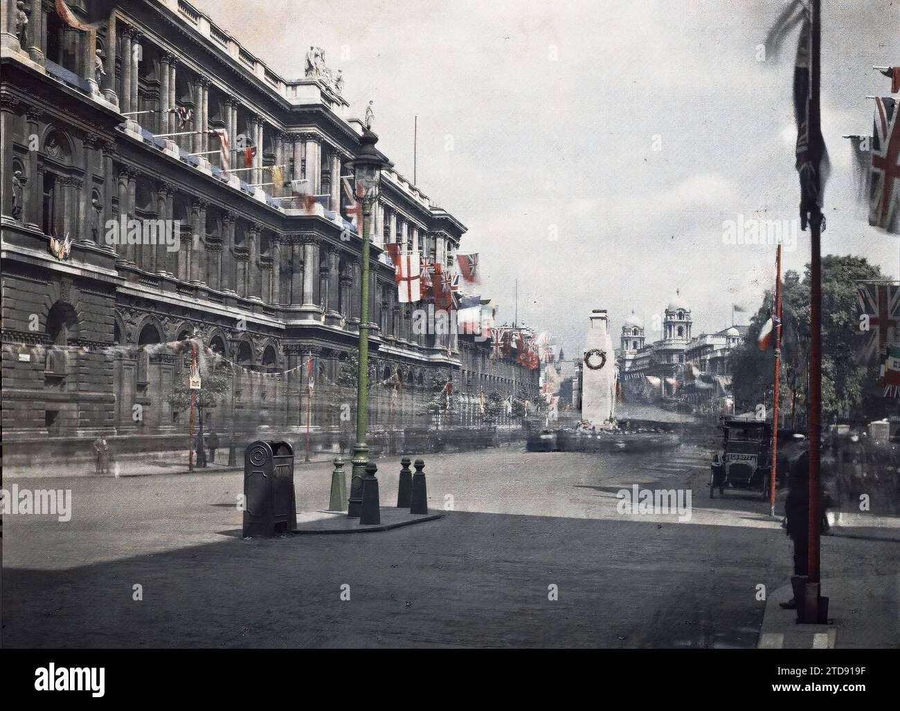 London, England The Cenotaph on Whitehall, Transport, Housing, Architecture, erster Weltkrieg, Straßenlaterne, Straßenlaterne, Automobil Transport, Auto, Grabstätte Architektur, Öffentliche Bauarchitektur, Gedenkstätte, Straße, Bezirk, Flagge, England, London, Whitehall, Au Middle the Cenotaph, Londres, 21.07/1919 - 21.07.1919, Cuville, Fernand, 1919 - Angleterre - Fernand Cuville - (18-23. Juli), Autochrome, Foto, Glas, Autochrome, Foto, positiv, Horizontal, Format 9 x 12 cm Stockfoto