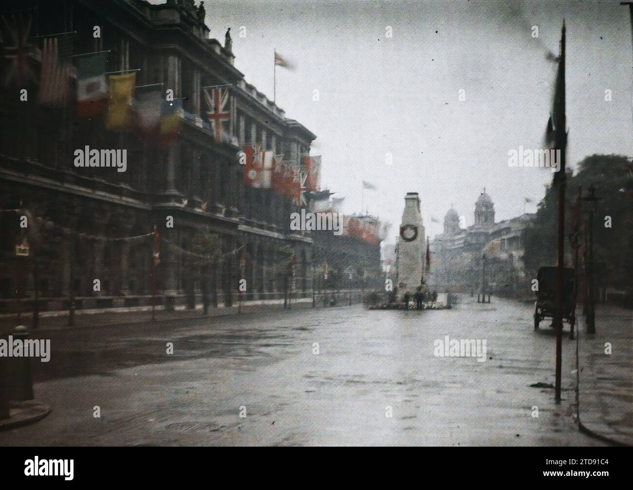 London, England The Cenotaph on Whitehall, Housing, Architecture, First World war, Grabary Architecture, Gedenken, Straße, Bezirk, Flagge, England, London, das Ministerium für . . . (Whitehall), Londres, 22.07/1919 - 22.07.1919, Cuville, Fernand, 1919 - Angleterre - Fernand Cuville - (18-23. Juli), Autochrome, Foto, Glas, Autochrome, Foto, positiv, Horizontal, Format 9 x 12 cm Stockfoto