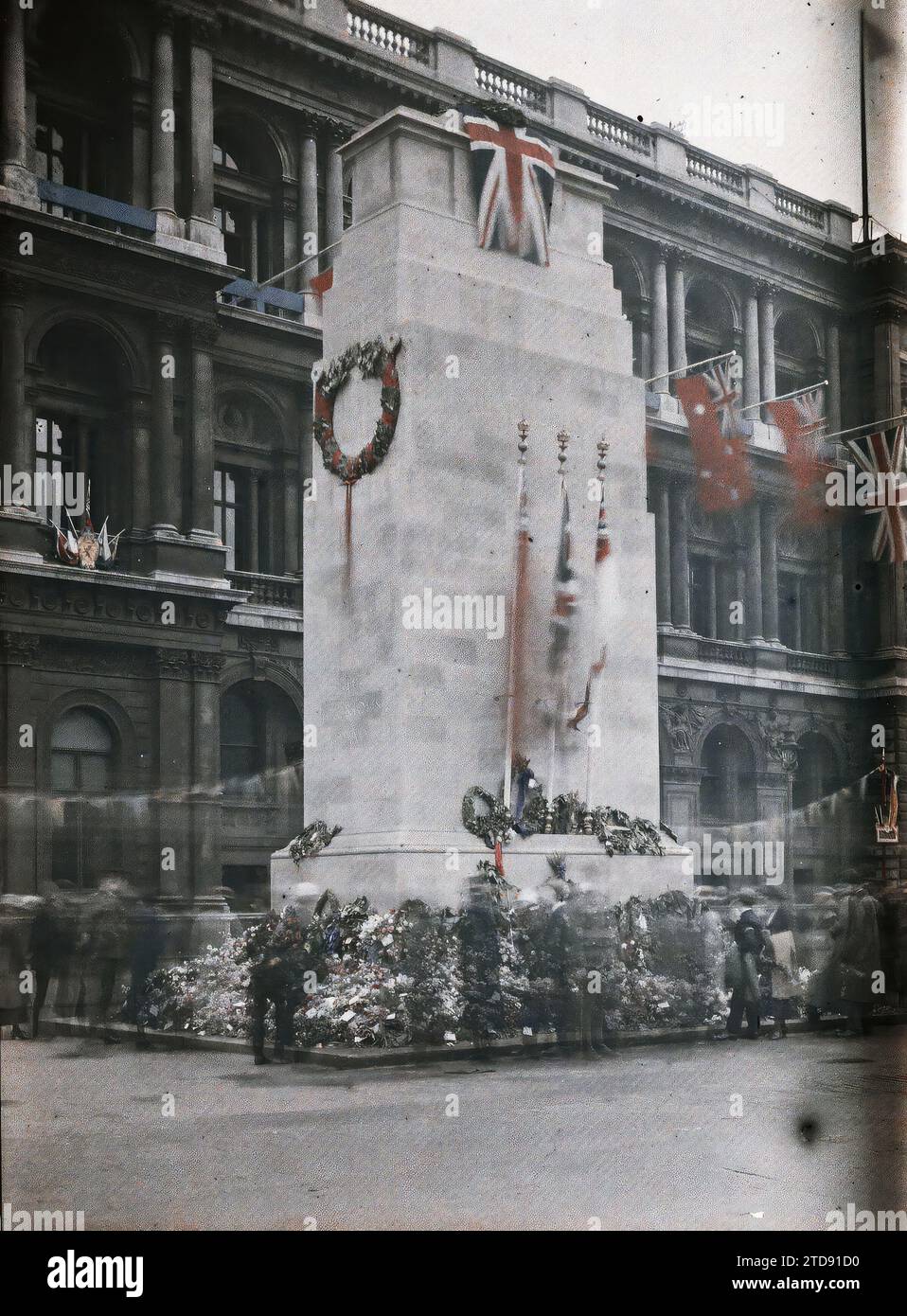 London, England The Cenotaph, Habitat, Architecture, HD, erster Weltkrieg, Bestattungsarchitektur, existiert in High Definition, Blume, Gedenkstätte, Straße, Bezirk, Flagge, England, London, The Cenotaph on Whitehall, Londres, 23.07/1919 - 23.07.1919, Cuville, Fernand, 1919 - Angleterre - Fernand Cuville - (18-23. Juli), Autochrome, Foto, Glas, Autochrome, Foto, positiv, Vertikal, Format 9 x 12 cm Stockfoto