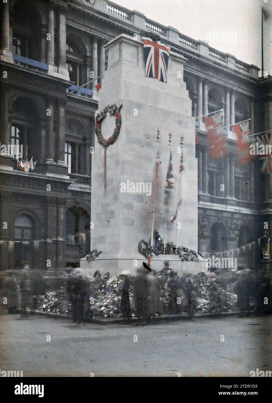 London, England Cenotaph, Habitat, Architektur, Erster Weltkrieg, Bestattungsarchitektur, Blume, Gedenkstätte, Straße, Bezirk, Flagge, England, London, The Cenotaph on Whitehall, Londres, 23.07/1919 - 23.07.1919, Cuville, Fernand, 1919 - Angleterre - Fernand Cuville - (18-23. Juli), Autochrome, Foto, Glas, Autochrome, Foto, positiv, Vertikal, Format 9 x 12 cm Stockfoto
