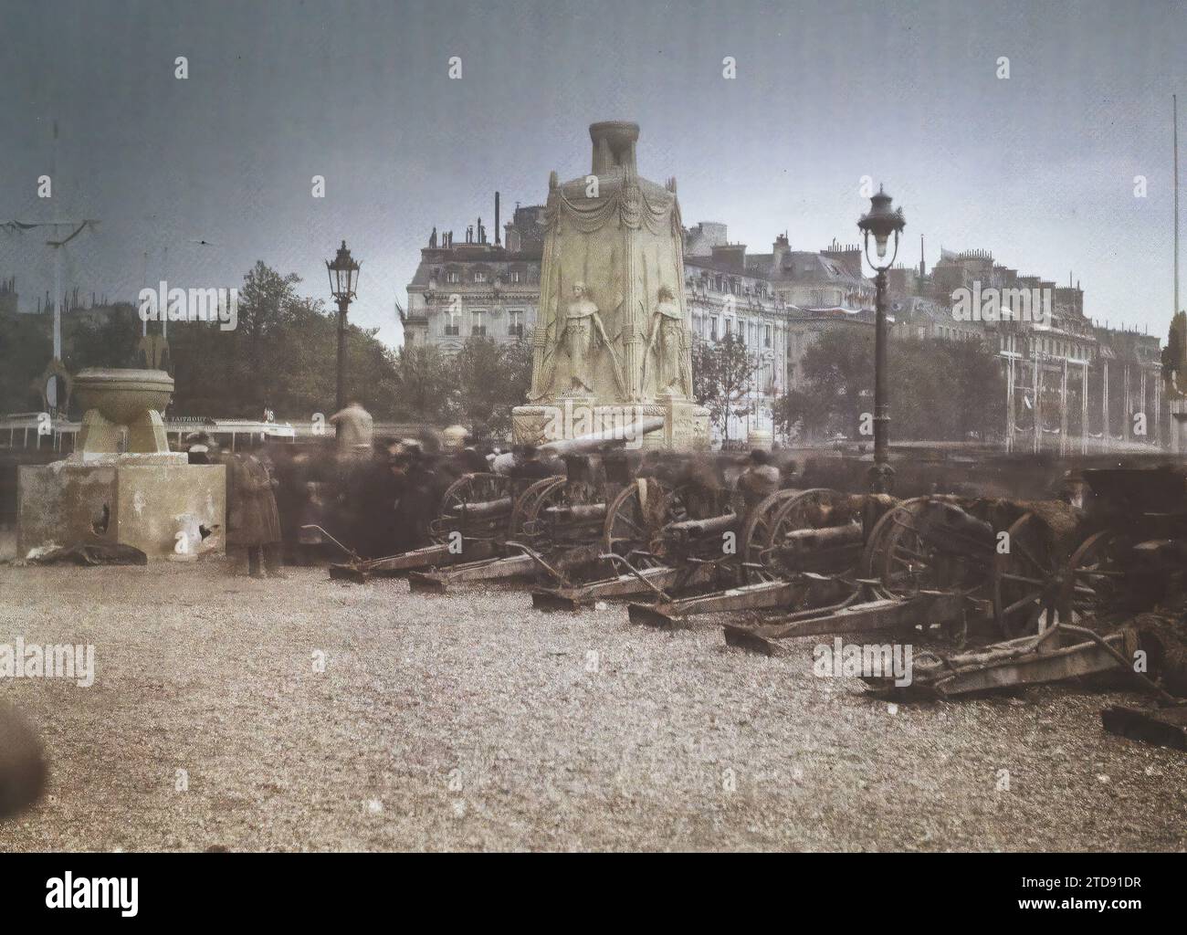 Paris (8. Arrondissement), Frankreich der Cenotaph in Hommage an die Toten für das Heimatland und die Kanonen, die für die Siegesfeier am 13. Und 14. Juli ausgestellt werden, Place de l'Etoile, fest, erster Weltkrieg, politisches fest, Canon, Gedenkstätte, Platz, Kriegsdenkmal, Nachkriegszeit, Frankreich, Paris, Place de l'Etoile, Arrondissement VIII, 01/07/1919 - 31/07/1919, Cuville, Fernand, Autochrome, Foto, Glas, Autochrome, Foto, positiv, Horizontal, Größe 9 x 12 cm Stockfoto