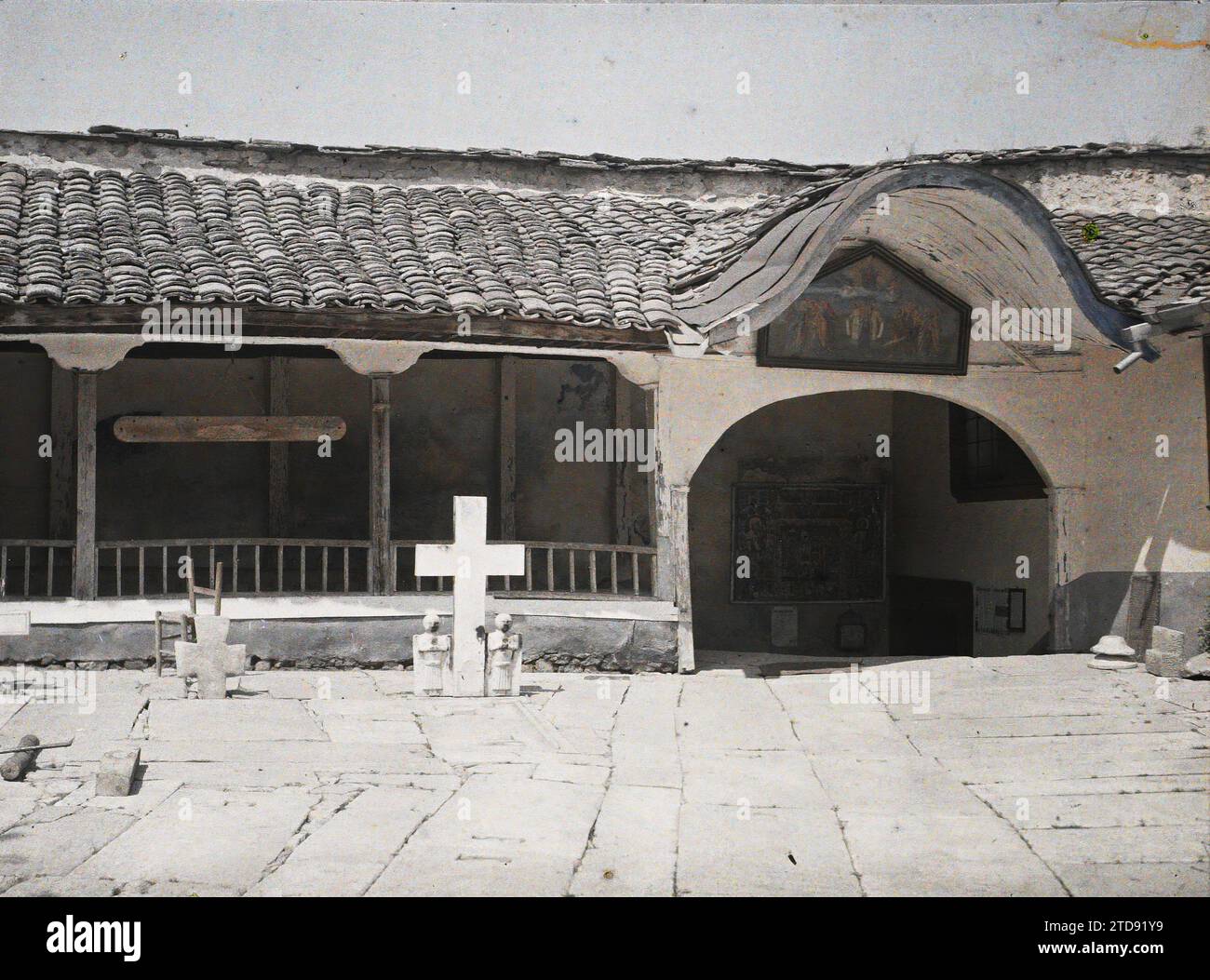 Uskub oder Skopje, Mazedonien Sveti Spas Kloster („Heiliger Erlöser“), Religion, Kunst, Habitat, Architektur, Christentum, Portico, Kloster, Malerei, Galerie, religiöse Architektur, Serbien, Uskub oder Skoplje, antike serbische Kirche, Skopje, 05/1913 - 31.05.1913, Léon, Auguste, Fotograf, 1913 - Balkan - Léon Busy und Auguste Léon - (23. April - 9. Juni), Autochrome, Foto, Glas, Autochrome, Foto, positiv, Horizontal, Format 9 x 12 cm Stockfoto