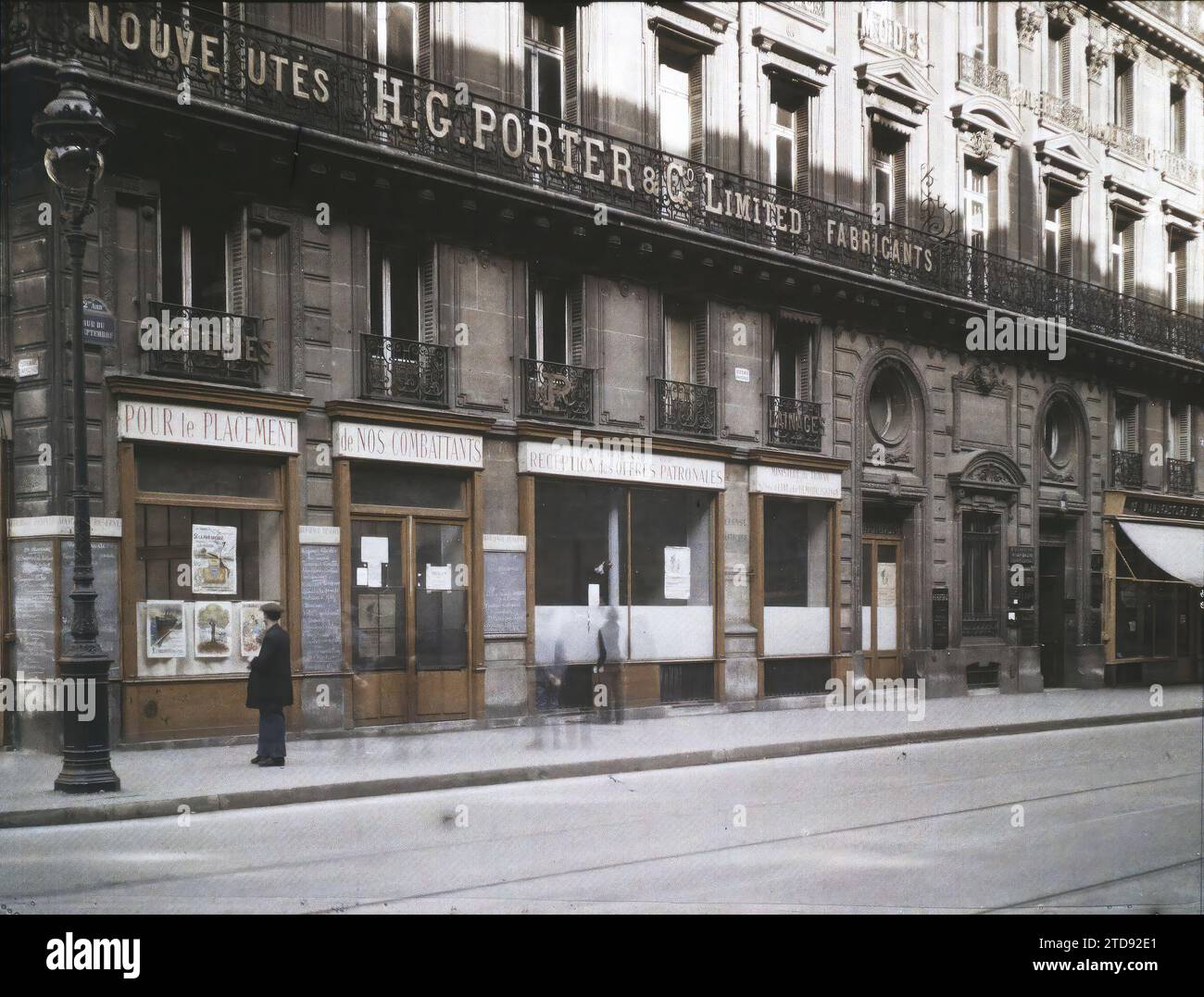 Paris (IInd arr.), Frankreich Untersekretariat des Staates für Demobilisierung rue du Quatre-September (Ecke Rue Menars), Wirtschaftstätigkeit, Registrierung, Information, erster Weltkrieg, Boutique, Geschäft, Ministerium, Handelsregister, Balkon, Loggia, Mobilisierung, Demobilisierung, Nachkriegszeit, Frankreich, Paris, Büro für die Unterbringung demobilisierter Soldaten rue du 4 September, Arrondissement II, 09.10/1919 - 09.10.1919, Léon, Auguste, Fotograf, Autochrome, Foto, Glas, Autochrome, Foto, positiv, Horizontal, Format 9 x 12 cm Stockfoto