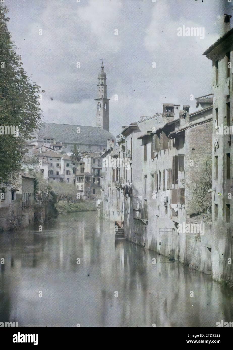 Vicenza, Italien der Fluss Retrone und die Basilika Palladian, Wohngebäude, Architektur, Fluss, Glockenturm, Häuser, Palast, Schloss, Italien, Vicenza, the Retrone Fiume and the Paladian Basilica, Vicence, 01/04/1918 - 30/04/1918, Cuville, Fernand, 1918 - Italien - Fernand Cuville - (März-August), Autochrome, Foto, Glas, Autochrome, Foto, positiv, Vertikal, Format 9 x 12 cm Stockfoto