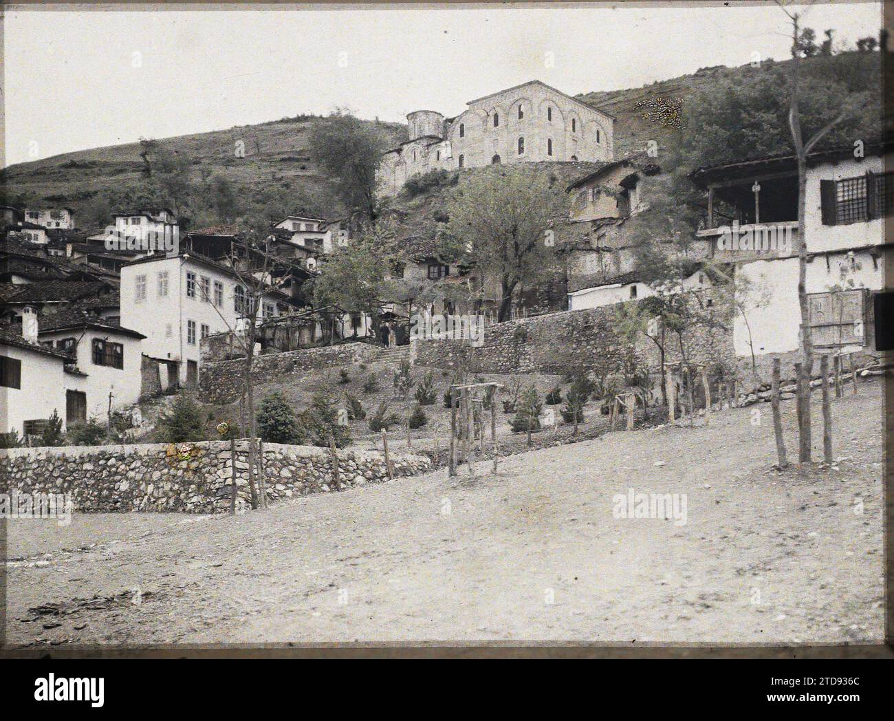 Prizren, Kosovo, Serbien die Kirche des Heiligen Erlösers, Religion, HD, Kunst, Habitat, Architektur, Christentum, orthodoxe Kirche, existiert in hoher Auflösung, Terrasse, Mittelalter, religiöse Architektur, Serbien, Prizren, Alte Serbische Kirche, Prizren, 08.05/1913 - 08.05.1913, Léon, Auguste, Fotograf, 1913 - Balkan - Léon Busy und Auguste Léon - (23. April - 9. Juni), Autochrome, Foto, Glas, Autochrome, Foto, positiv, Horizontal, Format 9 x 12 cm Stockfoto
