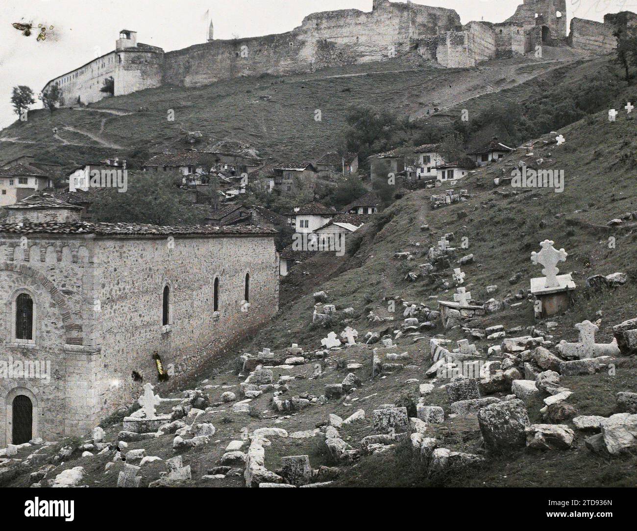Prizren, Kosovo, Serbien die Kirche des Heiligen Erlösers und ihr Friedhof, Religion, Habitat, Architektur, HD, Kunst, Friedhof, Christentum, orthodoxe Kirche, Grabstätte, existiert in High Definition, befestigter Architektur, Festung, Mittelalter, Architekturnonne, Serbien, Prizren, Friedhof um die alte serbische Kirche, Prizren, 08.05/1913 - 08.05.1913, Léon, Auguste, Fotograf, 1913 - Balkan - Léon Busy und Auguste Léon - (23. April - 9. Juni), Autochrome, Foto, Glas, Autochrome, Foto, positiv, Horizontal, Format 9 x 12 cm Stockfoto