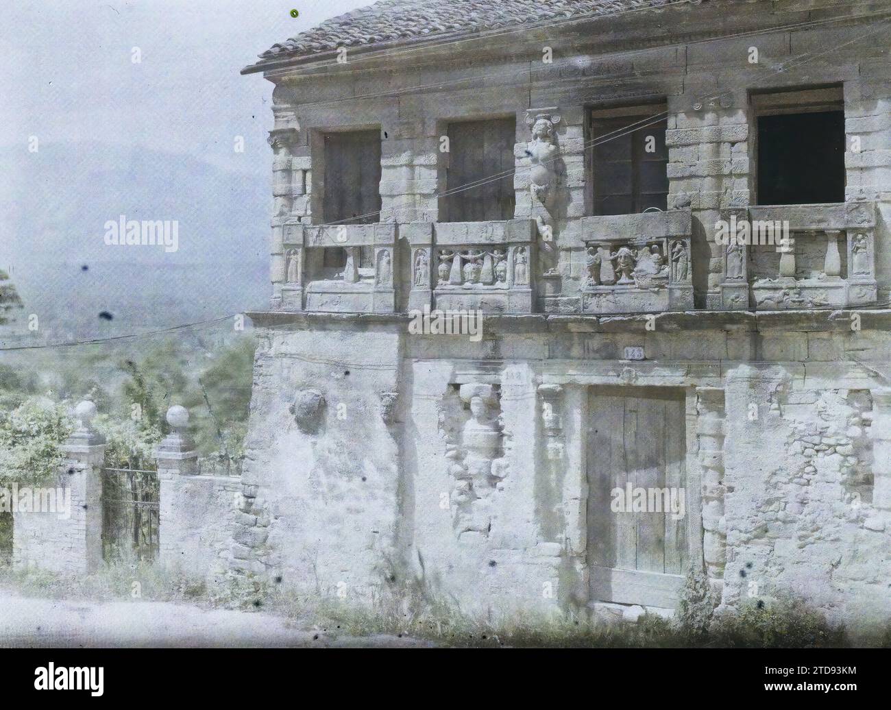 Asolo, Italien altes Haus und Monte Grappa, Wohngebäude, Architektur, Berg, Berg, Gehäuse, Balkon, Loggia, Skulptur Dekoration, Italien, Asolo, altes Haus: im Hintergrund, The Grappa, Asolo, 01/06/1918 - 01/06/1918, Cuville, Fernand, 1918 - Italien - Fernand Cuville - (März-August), Autochrome, Foto, Glas, Autochrome, Foto, positiv, Horizontal, Format 9 x 12 cm Stockfoto