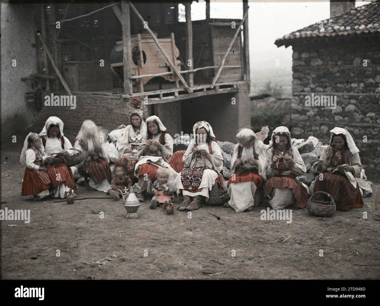 Prizren Umgebung, Kosovo, Serbien serbische Frauen in festlichen Kostümen, Menschen, Kleidung, Gesellschaft, Alltag, Frau, Festliches Kostüm, Hochzeit, Gruppenporträt, Häusliches Leben, Frisur, Kopfbedeckung, Serbien, Umgebung von Prizren, Gruppe serbischer Bauernfrauen, die sticken, Serbie [in Verbindung mit], Prizren, 09/05/1913 - 09/05/1913, Léon, Auguste, Fotograf, 1913 - Balkan - Léon Busy und Auguste Léon - (23. April - 9. Juni), Autochrome, Foto, Glas, Autochrome, Foto, positiv, Horizontal, Format 9 x 12 cm Stockfoto