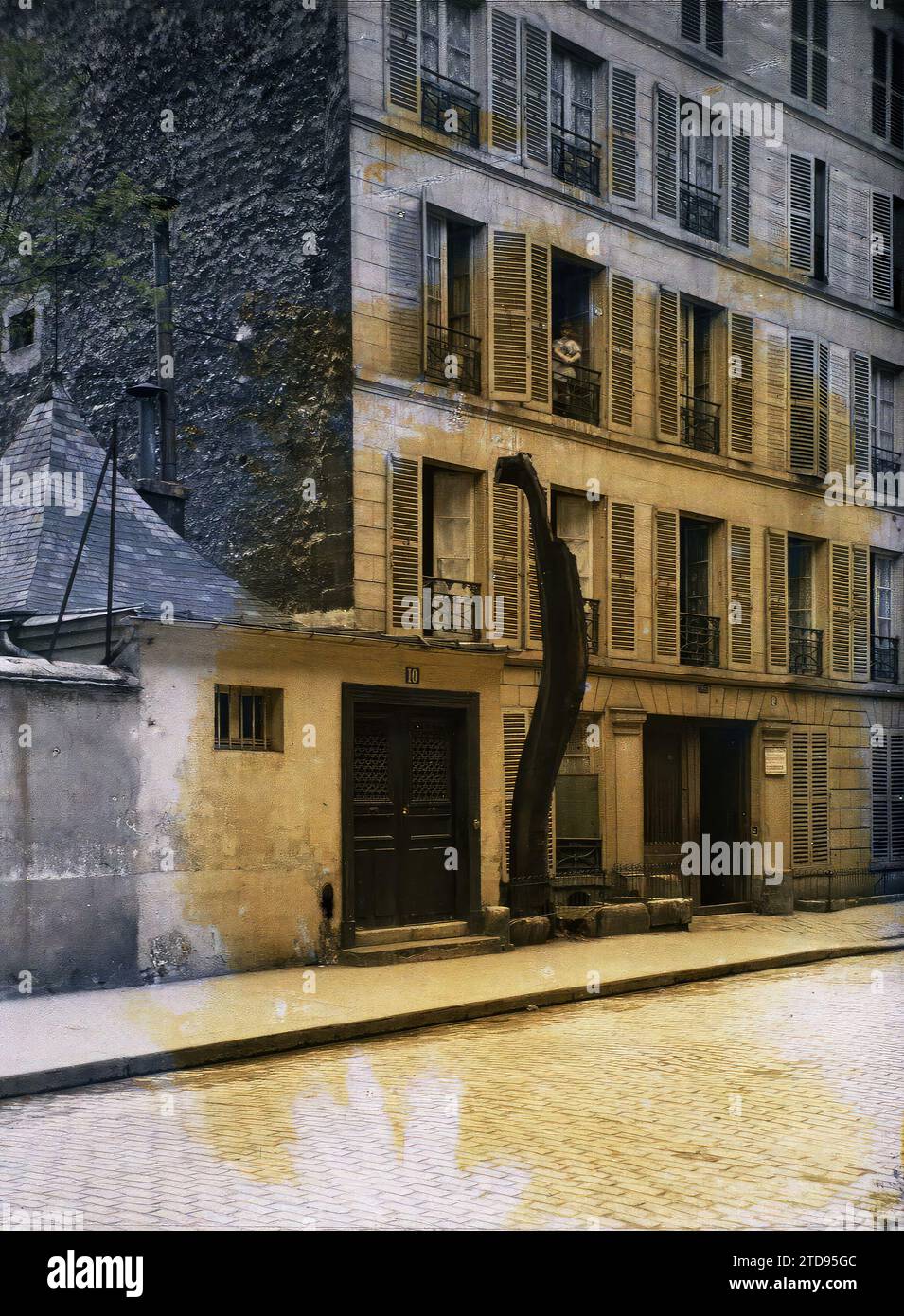 Paris (6. Arrondissement), Frankreich 'der Baum der Freiheit' in der Rue Coëtlogon 10, Wohngebäude, Architektur, bemerkenswerter Baum, Straße, District, Frankreich, Paris, Tree of Liberty, Rue Coetlogon, Arrondissement VI, 28.05/1920 - 28.05.1920, Léon, Auguste, Fotograf, Autochrome, Foto, Glas, Autochrome, Foto, positiv, vertikal, Größe 9 x 12 cm Stockfoto