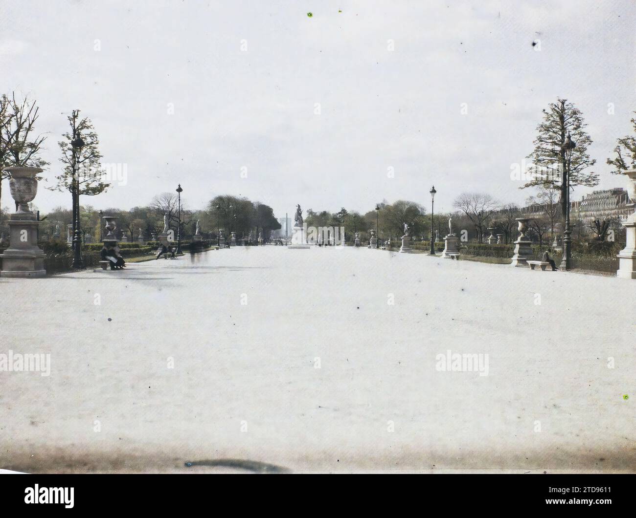 Paris (1. Arr.), France Les Tuileries, zentrale Gasse, Kunst, Habitat, Architektur, Statue, Skulptur, Park, Garten, Frankreich, Paris, Les Tuileries, Tuileries, 01/06/1920 - 30/06/1920, Léon, Auguste, Fotograf, Autochrome, Foto, Glas, Autochrome, Foto, positiv, horizontal, Größe 9 x 12 cm Stockfoto