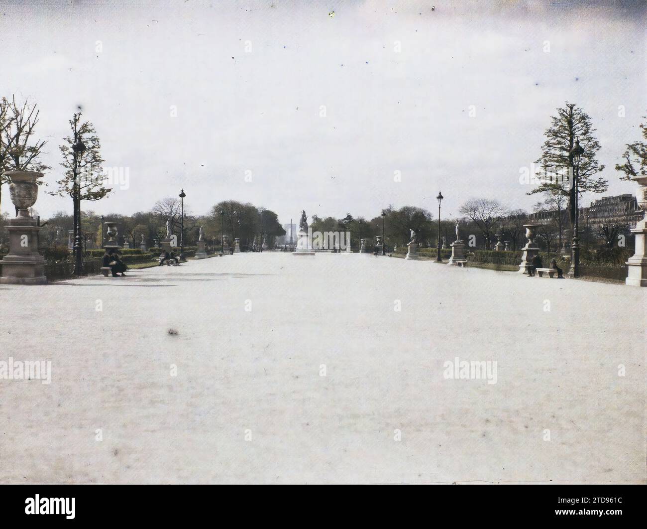 Paris (1. Arr.), France Les Tuileries, zentrale Gasse, Kunst, Habitat, Architektur, Statue, Skulptur, Park, Garten, Frankreich, Paris, Les Tuileries, Tuileries, 01/06/1920 - 30/06/1920, Léon, Auguste, Fotograf, Autochrome, Foto, Glas, Autochrome, Foto, positiv, horizontal, Größe 9 x 12 cm Stockfoto