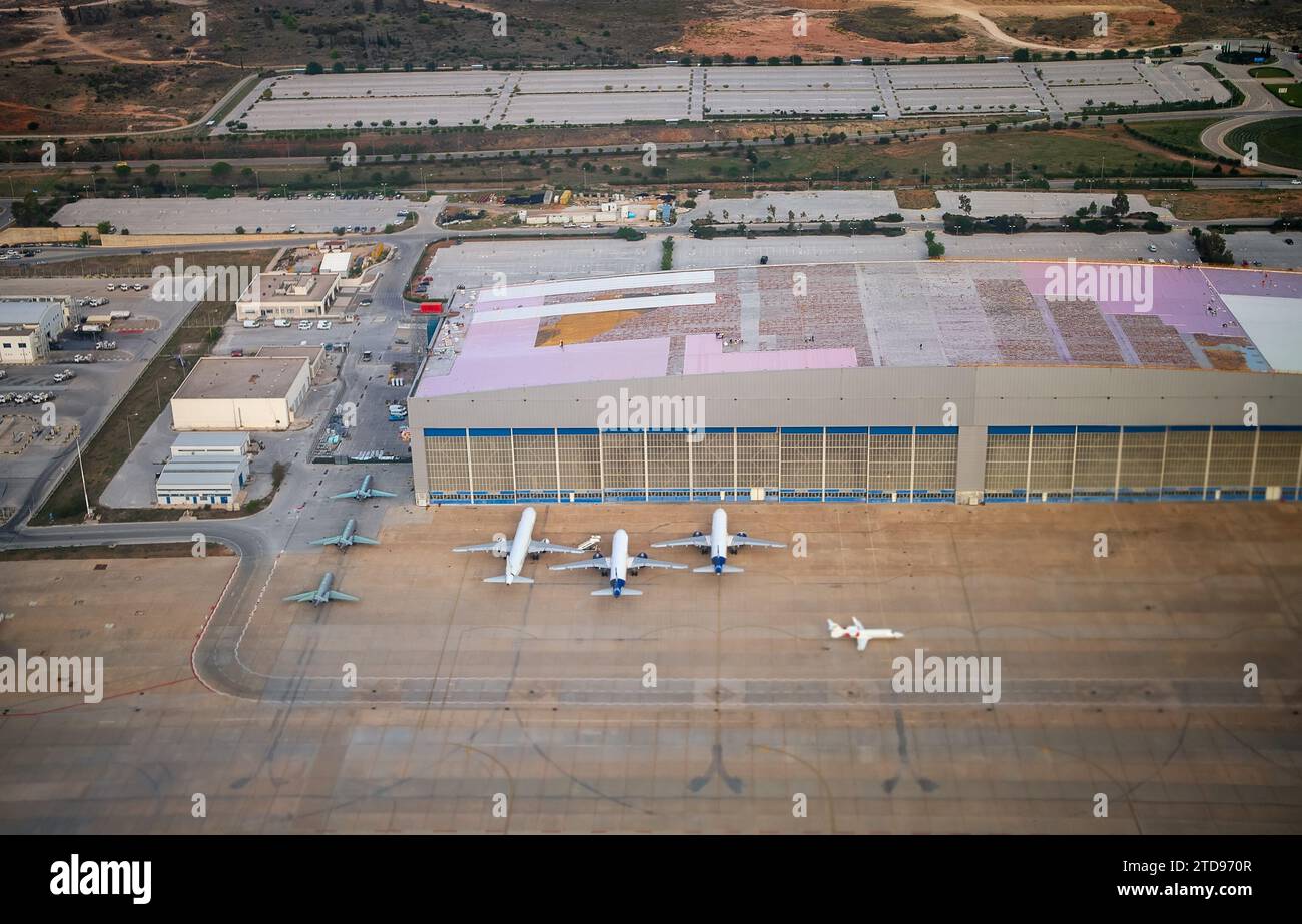 Großer Hangar und Flugzeuge am Flughafen. Stockfoto