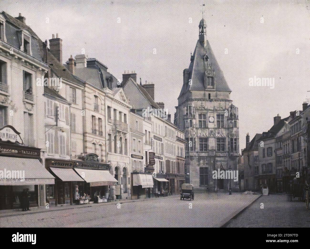 Dreux, Frankreich der Glockenturm von der heutigen Grande Rue Maurice Viollette aus gesehen, Wirtschaftstätigkeit, Wohnraum, Architektur, Inschrift, Informationen, Kunst, Shop, Geschäft, Rathaus, Rathaus, Turm, öffentliche Zivilarchitektur, Handelsregister, Straße, Bezirk, Mittelalter, Frankreich, Dreux, Grande Rue: im Hintergrund, das Rathaus, Dreux, 12/10/1920 - 12/10/1920, Léon, Auguste, Fotograf, 1920 - Eure, Eure-et-Loir - Auguste Léon - (Oktober), Autochrome, Foto, Glas, Autochrome, Foto, positiv, Horizontal, Format 9 x 12 cm Stockfoto