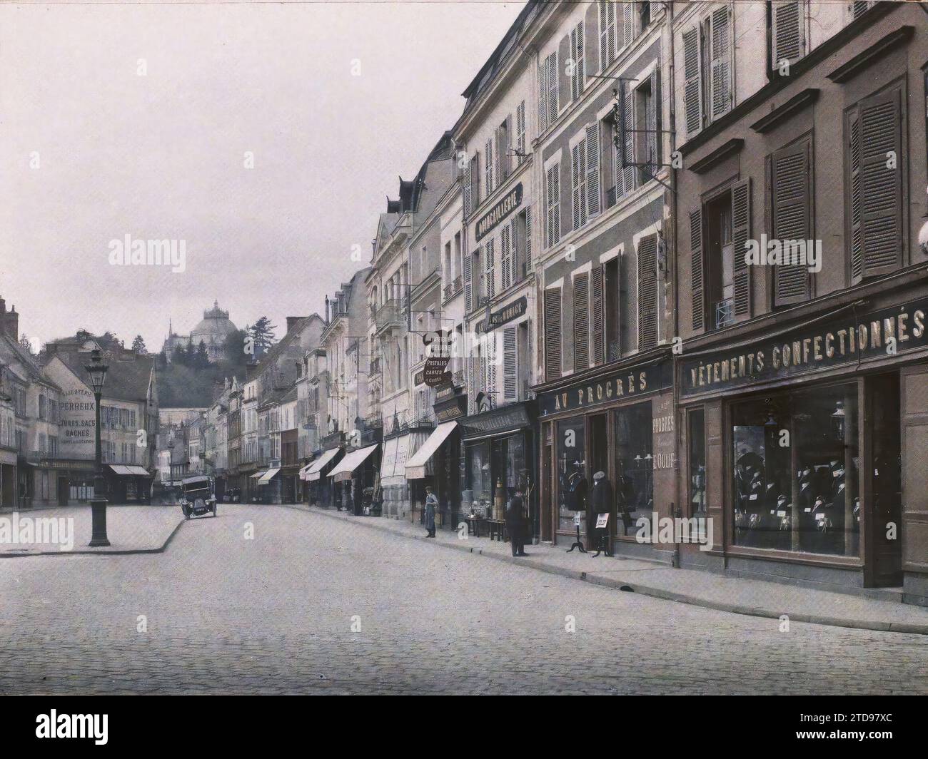 Dreux, Frankreich die heutige Grande Rue Maurice Viollette, mit der Kapelle Saint-Louis im Hintergrund, Wirtschaftstätigkeit, Registrierung, Information, Wohnraum, Architektur, Straßenlaterne, Straßenlaterne, Kirche, Shop, Laden, Schild, kommerzielle Registrierung, asphaltierte Straße, Straße, Bezirk, Schaufenster, Ausstellung, Frankreich, Dreux, Grande Rue, Dreux, 13.10/1920 - 13.10.1920, Léon, Auguste, Fotograf, 1920 - Eure, Eure-et-Loir - Auguste Léon - (Oktober), Autochrome, Foto, Glas, Autochrome, Foto, positiv, Horizontal, Format 9 x 12 cm Stockfoto