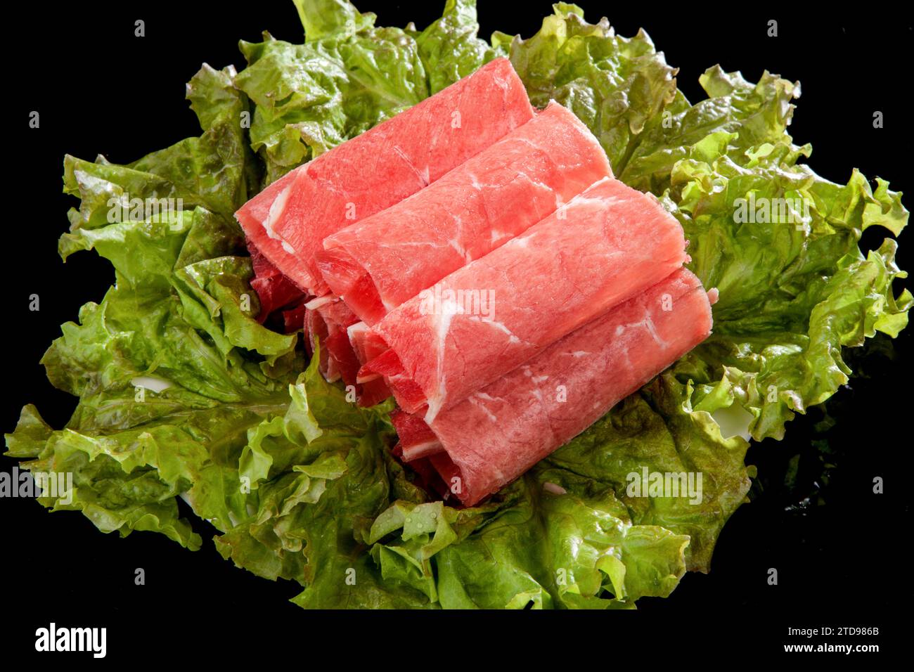 In dünne Scheiben geschnittene ​​beef auf Salat und gerollt Stockfoto