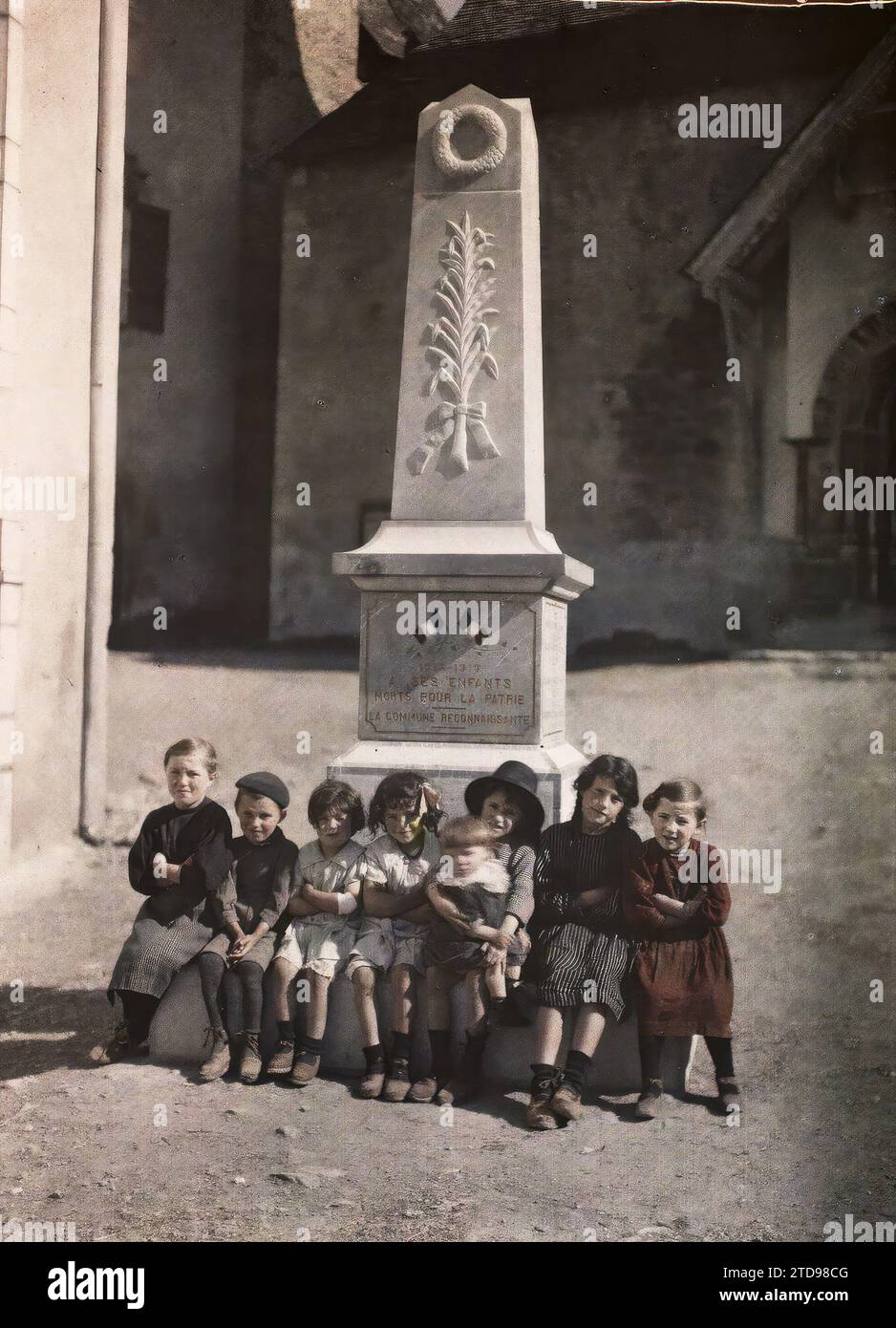 Béost, Basses-Pyrénées, Frankreich, Menschen, Inschrift, Information, Erster Weltkrieg, Kind, Gruppenporträt, Gedenkinschrift, Gedenkstätte, Kriegsdenkmal, Frankreich, Béost, Béost die Kinder des Dorfes vor dem Denkmal, die 1919 zu den Kriegstoten erhoben wurden, Béost, 01/01/1920 - 31/12/1921, Cuville, Fernand, 1920-1921 - Charente, Gironde, Basse-Pyrénées, Hautes Pyrénées - Fernand Cuville, Autochrome, Foto, Glas, Autochrome, Foto, positiv Stockfoto