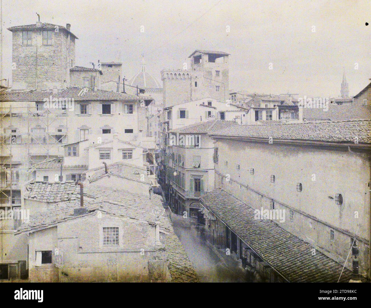 Florenz, Italien die Dächer der Stadt, Religion, Wohnungen, Architektur, Gerüste, Tragwerk, Christentum, Dachdecker, Wohnungen, Straße, Viertel, religiöse Architektur, Italien, Florenz, Blick von der oberen Terrasse eines Hauses auf der Ponte Vecchio s, die Stadt, Florenz, 19/09/1913 - 19/09/1913, Léon, Auguste, Fotograf, 1913 - Balkan, Italien - Léon Busy und Auguste Léon - (September - 23. Oktober), Autochrome, Foto, Glas, Autochrome, Foto, positiv, Horizontal, Format 9 x 12 cm Stockfoto