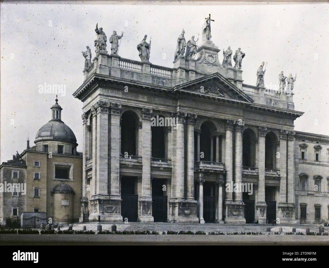 Rom, Italien Lateranbasilika, Religion, Kunst, Habitat, Architektur, Kirche, Statue, Christentum, Skulptur, Säule, religiöse Architektur, Italien, Rom, St. John Lateran, Rom, 03/1921 - 03.04.1921, Léon, Auguste, Fotograf, 1921 Cap Martin, Italien, Cap Martin - Auguste Léon (Februar-April), Autochrome, Foto, Glas, Autochrome, Foto, positiv, Horizontal, Format 9 x 12 cm Stockfoto