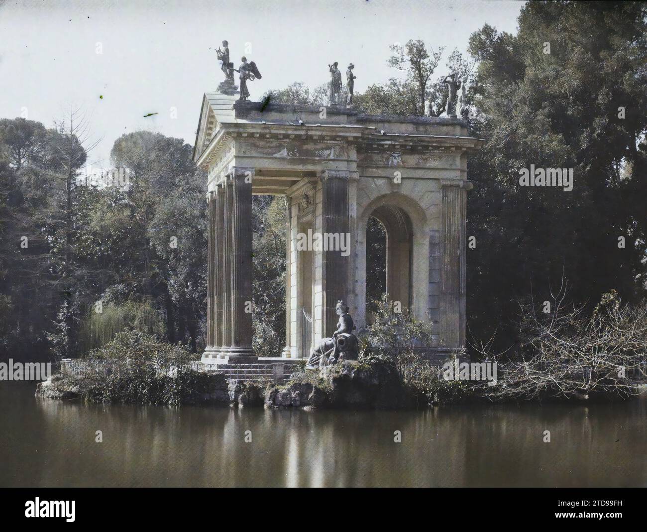 Rom, Italien der Tempel des Äskulapius in der Villa Borghese, Kunst, Religion, Habitat, Architektur, Statue, Tempel, Skulptur, See, Teich, Säule, griechisch-römischer Polytheismus, Park, Garten, Italien, Rom, kleiner Tempel/See, Rom, 15.03/1921 - 15.03.1921, Léon, Auguste, Fotograf, 1921 Cap Martin, Italien, Cap Martin - Auguste Léon (Februar-April), Autochrome, Foto, Glas, Autochrome, Foto, positiv, Horizontal, Format 9 x 12 cm Stockfoto