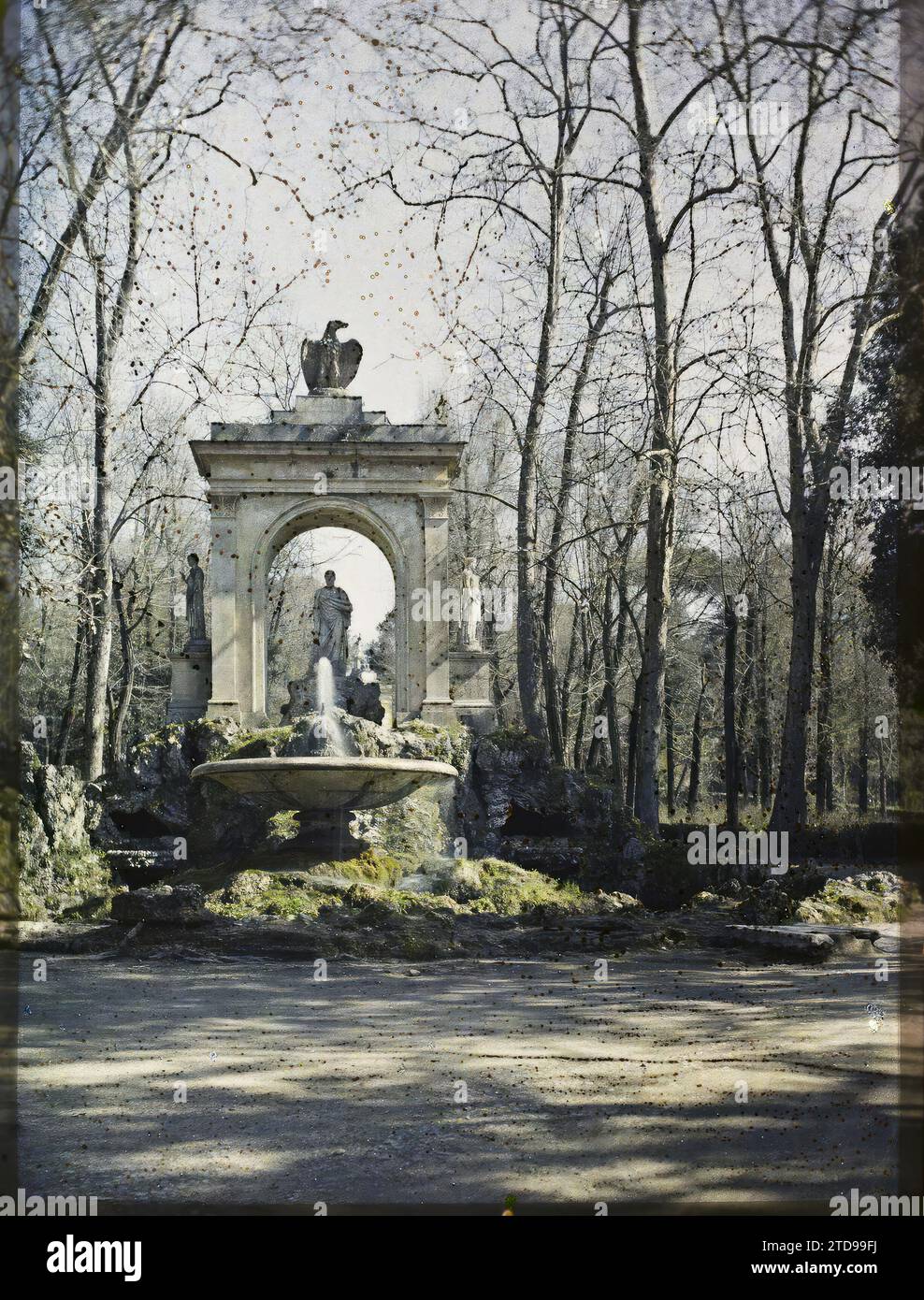 Rom, Italien Monument in der Villa Borghese, Wohngebäude, Architektur, Brunnen, Bogen, Arkade, Arch, Park, Garten, Italien, Rom, Denkmal in der Villa Borghese, Rom, 15/03/1921 - 15/03/1921, Léon, Auguste, Fotograf, 1921 Cap Martin, Italien, Cap Martin - Auguste Léon (Februar-April), Autochrome, Foto, Glas, Autochrome, Foto, positiv, Vertikal, Format 9 x 12 cm Stockfoto