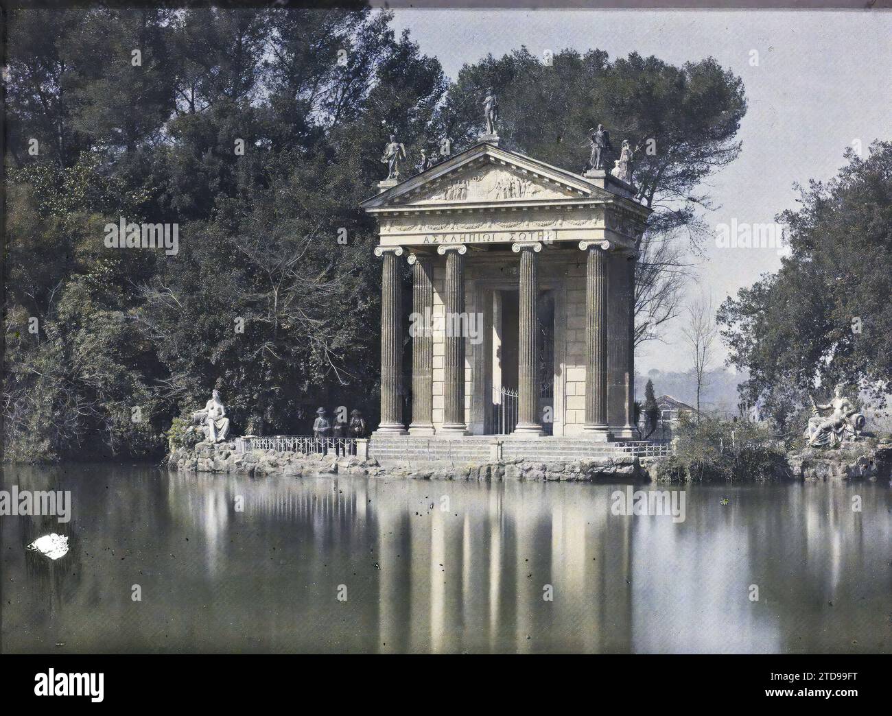 Rom, Italien der Tempel des Äskulapius in der Villa Borghese, Kunst, Religion, Habitat, Architektur, Statue, Tempel, Skulptur, See, Teich, Säule, griechisch-römischer Polytheismus, Park, Garten, Italien, Rom, kleiner Tempel/See, Rom, 15.03/1921 - 15.03.1921, Léon, Auguste, Fotograf, 1921 Cap Martin, Italien, Cap Martin - Auguste Léon (Februar-April), Autochrome, Foto, Glas, Autochrome, Foto, positiv, Horizontal, Format 9 x 12 cm Stockfoto