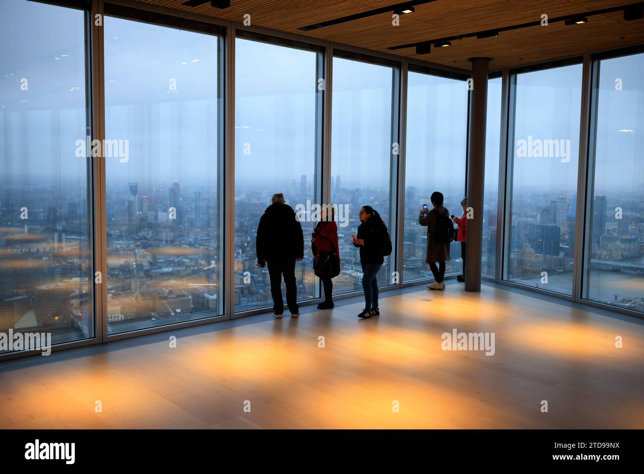 The Lookout, 8 Bishopsgate's 50. Stock Aussichtsplattform mit Blick auf die Stadt London. Stockfoto
