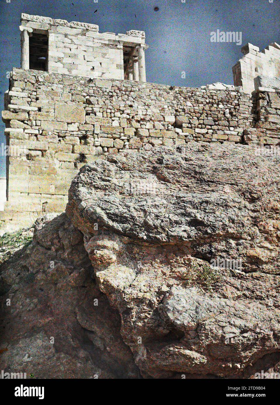 Athen, Griechenland das westliche Ende der Akropolis mit dem Tempel der Athena Nike (Südprofil). (Rechts, Überbleibsel des Heiligtums von Artemis Brauronia), Habitat, Architektur, Religion, Kunst, Tempel, archäologische Überreste, griechisch-römischer Polytheismus, Antike, religiöse Architektur, Griechenland, Athen, Ein Block aus nuanciertem Kalkstein und der Tempel des flügellosen Sieges an der Spitze, Athènes, 06/10/1913 - 06/10/1913, Léon, Auguste, Fotograf, 1913 - Balkan, Italien - Léon Busy und Auguste Léon - (September bis 23. Oktober), Autochrome, Foto, Glas, Autochrome, Foto, positiv, Vertikal Stockfoto