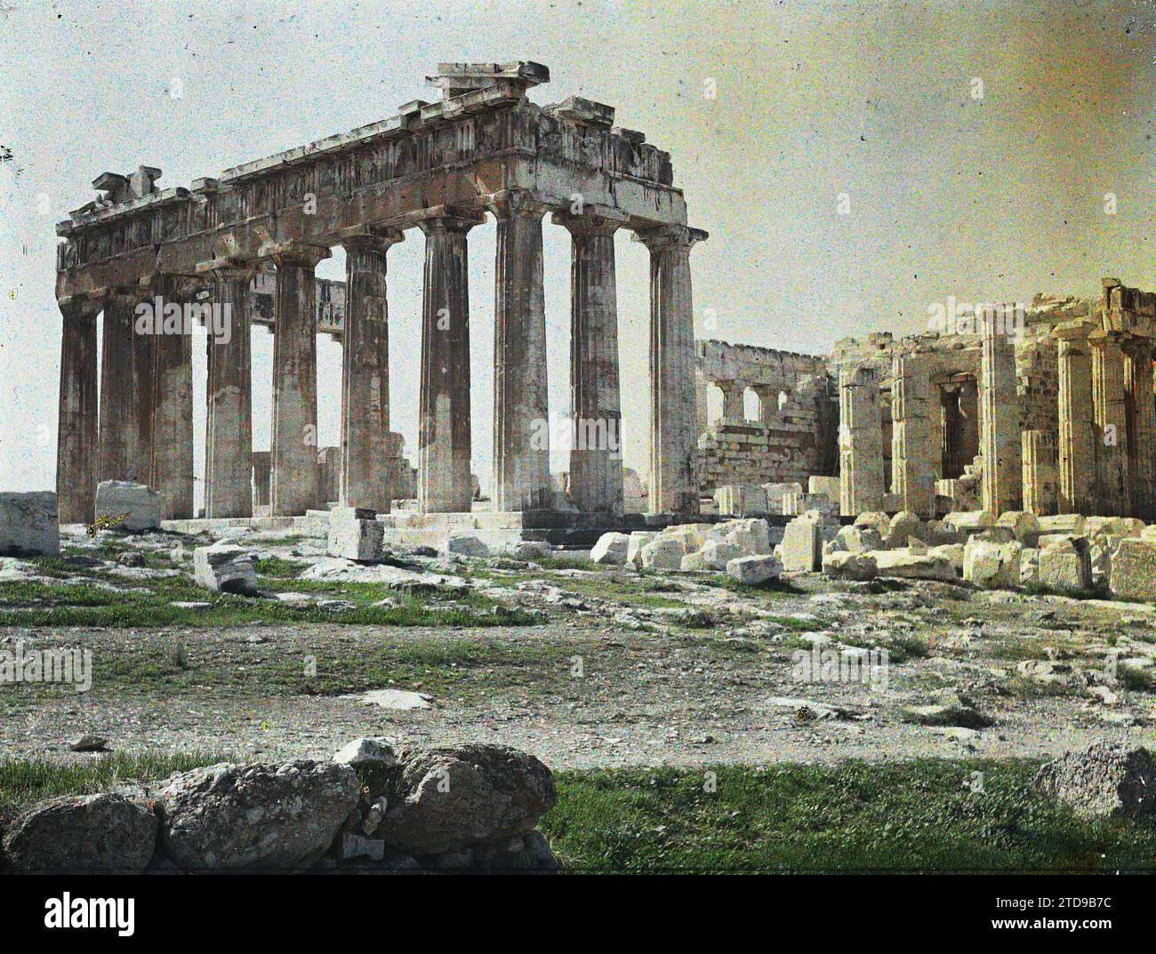 Athen, Griechenland auf der Akropolis, dem Parthenon. Überblick (mit den Überresten der äußeren Kolonnade) der Ostseite (die der Pronaos oder Eingangsportikus), Habitat, Architektur, Religion, Kunst, Tempel, archäologische Überreste, Säule, griechisch-römischer Polytheismus, Antike, religiöse Architektur, Griechenland, Athen, noch immer der Parthenon von Norden gesehen: die Kolonnade und die Vorderseite des Eingangs, Athènes, 06/10/1913 - 06/10/1913, Léon, Auguste, Fotograf, 1913 - Balkan, Italien - Léon Busy und Auguste Léon - (September bis 23. Oktober), Autochrome, Foto, Glas, Autochrome, Foto, positiv, Hor Stockfoto