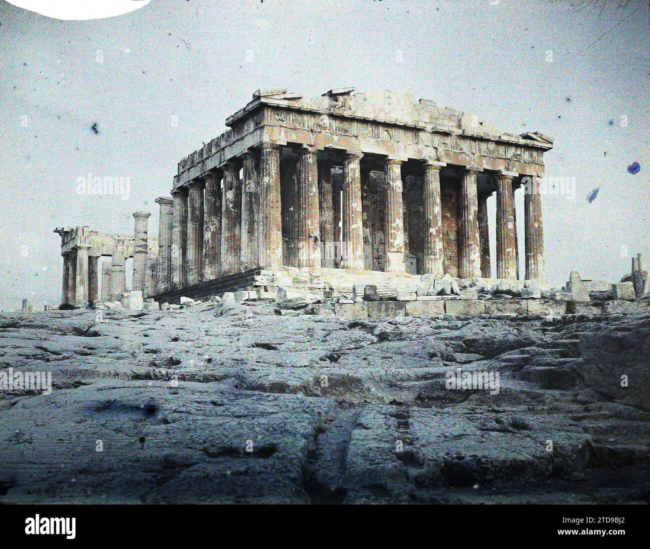 Athen, Griechenland auf der Akropolis, dem Parthenon. Gesamtansicht (mit der äußeren Kolonnade) von der Westseite, Habitat, Architektur, Religion, Kunst, Tempel, archäologische Überreste, Portiko, Säule, griechisch-römischer Polytheismus, Antike, Giebel, religiöse Architektur, Griechenland, Athen, das ganze sonnendurchflutete Parthenon, Athènes, 06.10/1913 - 06.10.1913, Léon, Auguste, Fotograf, 1913 - Balkan, Italien - Léon Busy und Auguste Léon - (September bis 23. Oktober), Autochrome, Foto, Glas, Autochrome, Foto, positiv, Horizontal Stockfoto