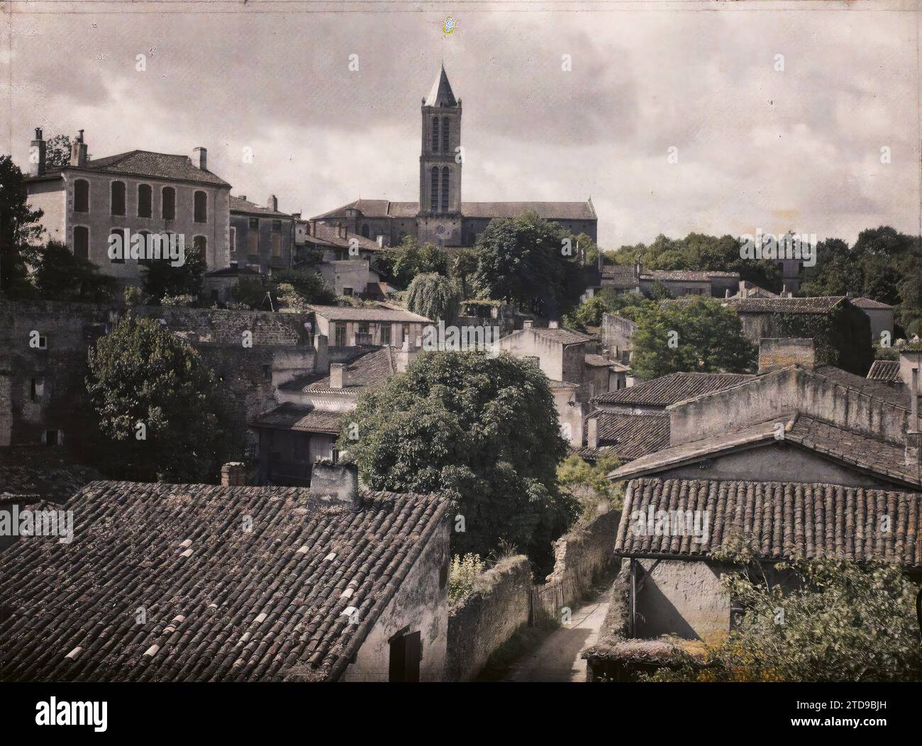 La Réole, Frankreich, Wohngebäude, Architektur, Kirche, Dach, Glockenturm, ländliche Architektur, Stadtpanorama, Frankreich, La Réole, La Réole, 06/1920 - 30.06.1920, Cuville, Fernand, 1920-1921 - Charente, Gironde, Basse-Pyrénées, Hautes Pyrénées - Fernand Cuville, Autochrome, Foto, Glas, Autochrome, Foto, positiv Stockfoto