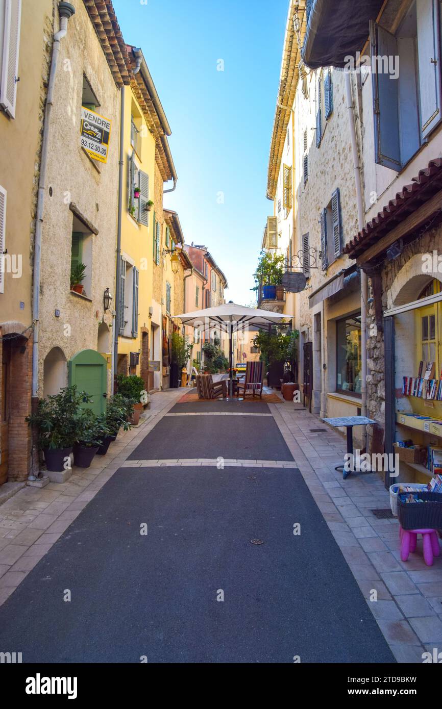 Valbonne Village, Frankreich. November 2019. Eine Straße im Dorf Valbonne. Quelle: Vuk Valcic/Alamy Stockfoto