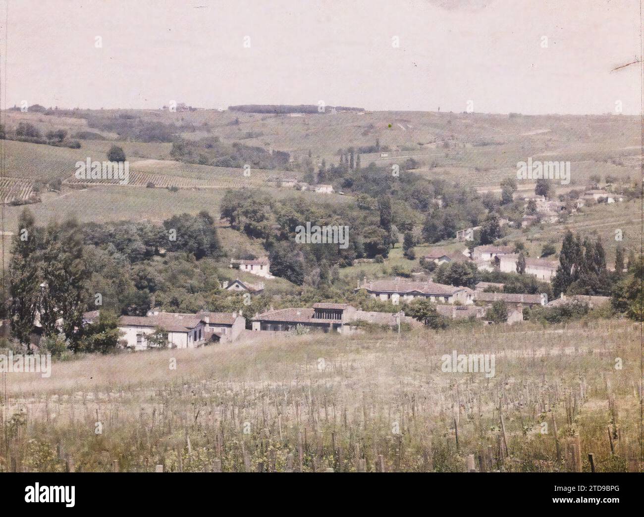 Verdelais, Frankreich, Natur, Umwelt, Wirtschaftstätigkeit, Lebensraum, Architektur, Landschaft, Landwirtschaft, Viehzucht, Feld, Stadtpanorama, Rebe, Frankreich, Verdelais, berühmter Wallfahrtsort, Verdelais, 01/06/1920 - 30/06/1920, Cuville, Fernand, 1920-1921 - Charente, Gironde, Basse-Pyrénées, Hautes Pyrénées - Fernand Cuville, Autochrome, Foto, Glas, Autochrome, Foto, positiv Stockfoto